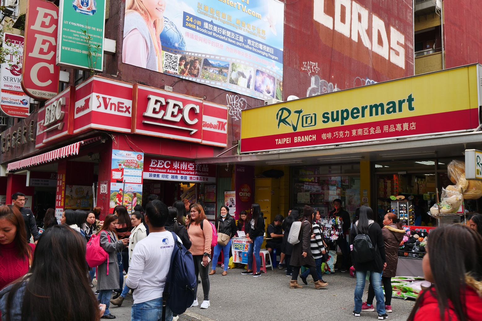 連鎖的EEC是東南亞超市，「RJ supermarket」則以菲律賓商品為主。