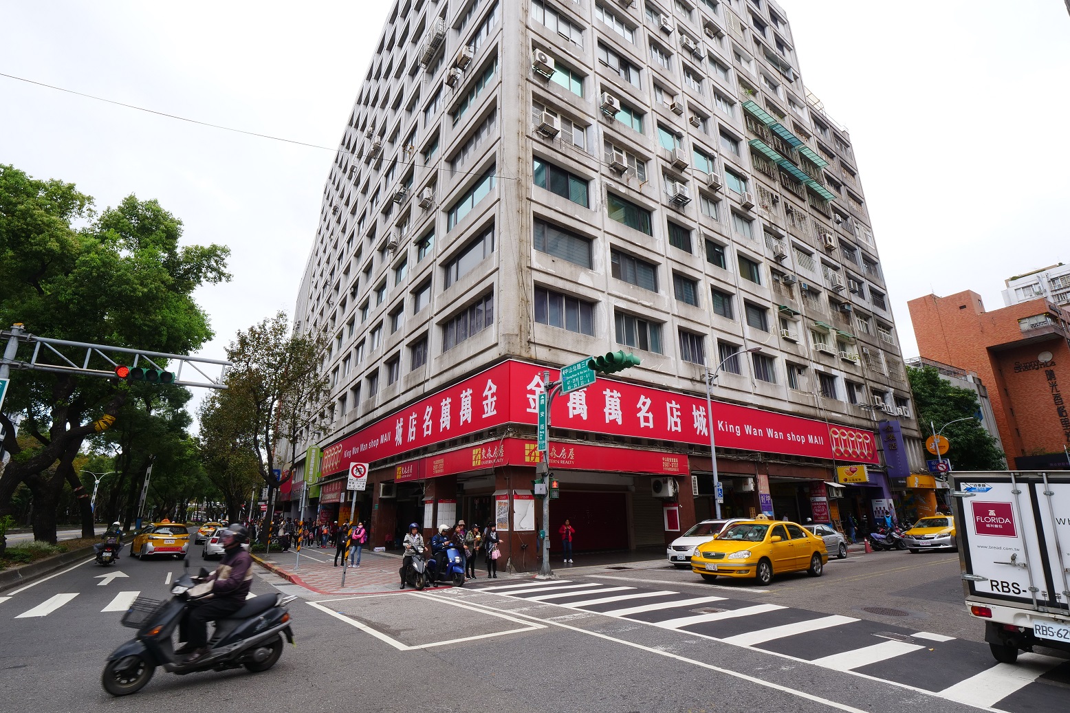 「金萬萬名店城」商場沒落後，成為菲律賓人購物的中心。
