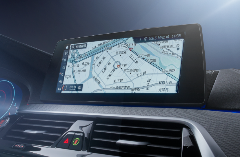 位於車室正中央的10.25吋中控觸控螢幕含原廠中文智能衛星導航,透過BMW Connected App即可接收智慧型手機的導航資訊,十分便利。