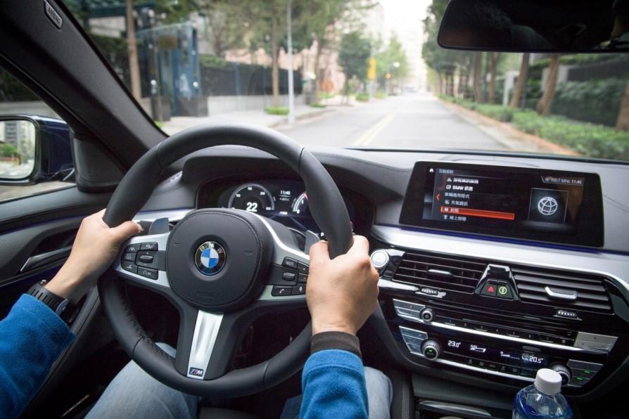 BMW Personal CoPilot智慧駕駛輔助科技是一套相當精密且複雜的駕駛輔助科技,但是操作十分容易,即使初次使用也能快速上手。