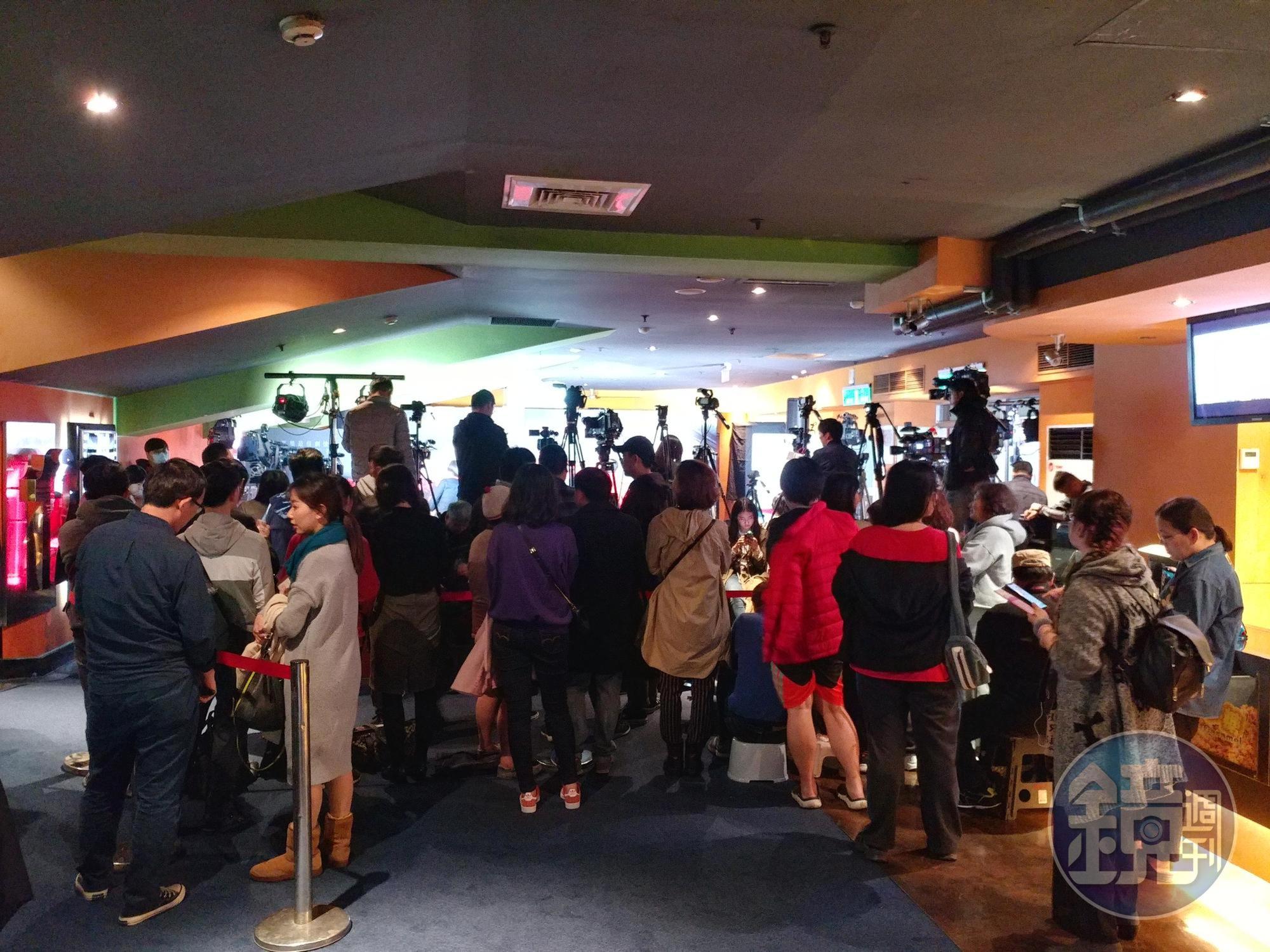 除了媒體外，首映會場地後方也開始有來影城看電影的民眾前來圍觀。