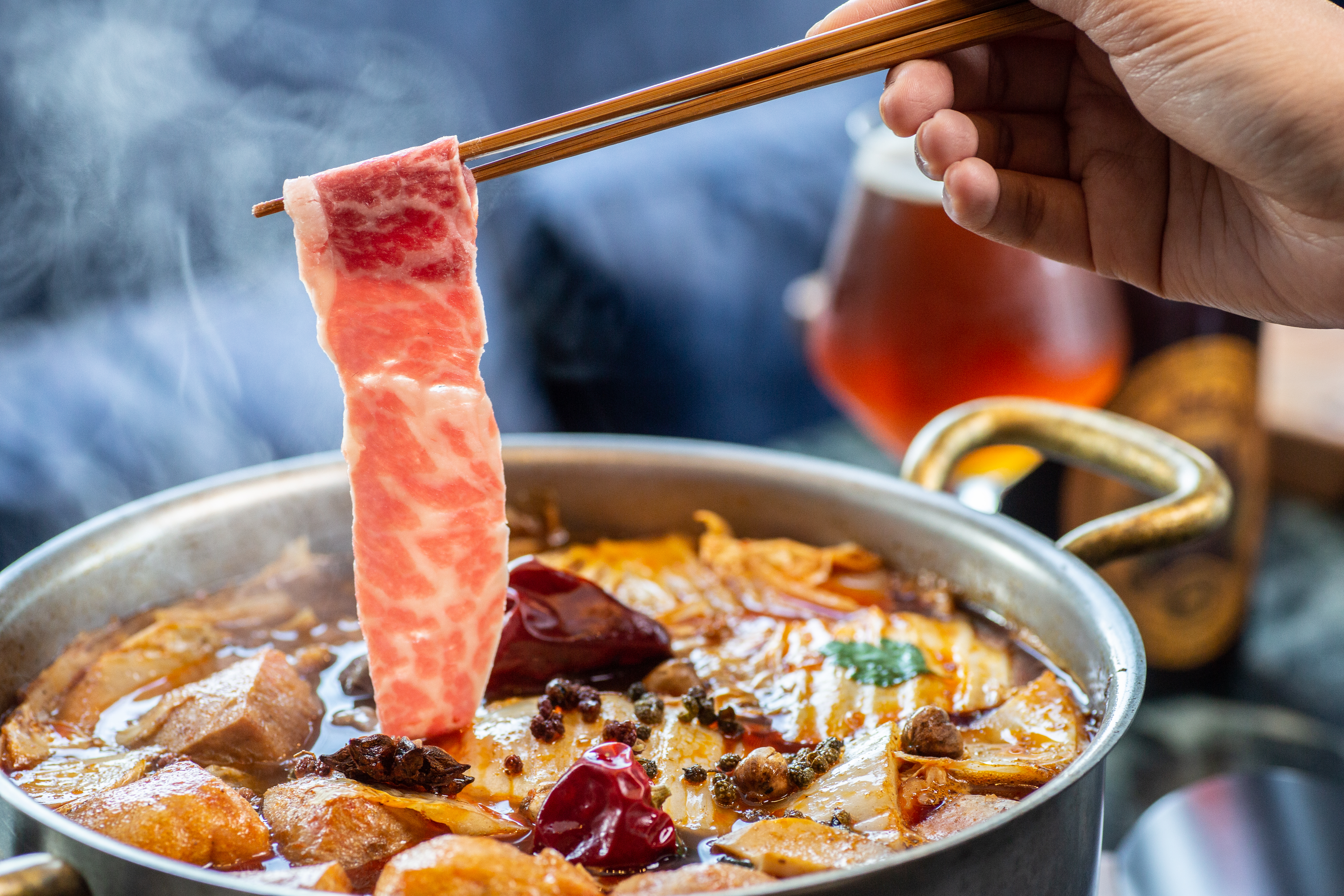 金色三麥在微風南山百貨開新餐廳「UMAMI金色三麥」，加入麻辣鍋、八寶鴨等新菜。