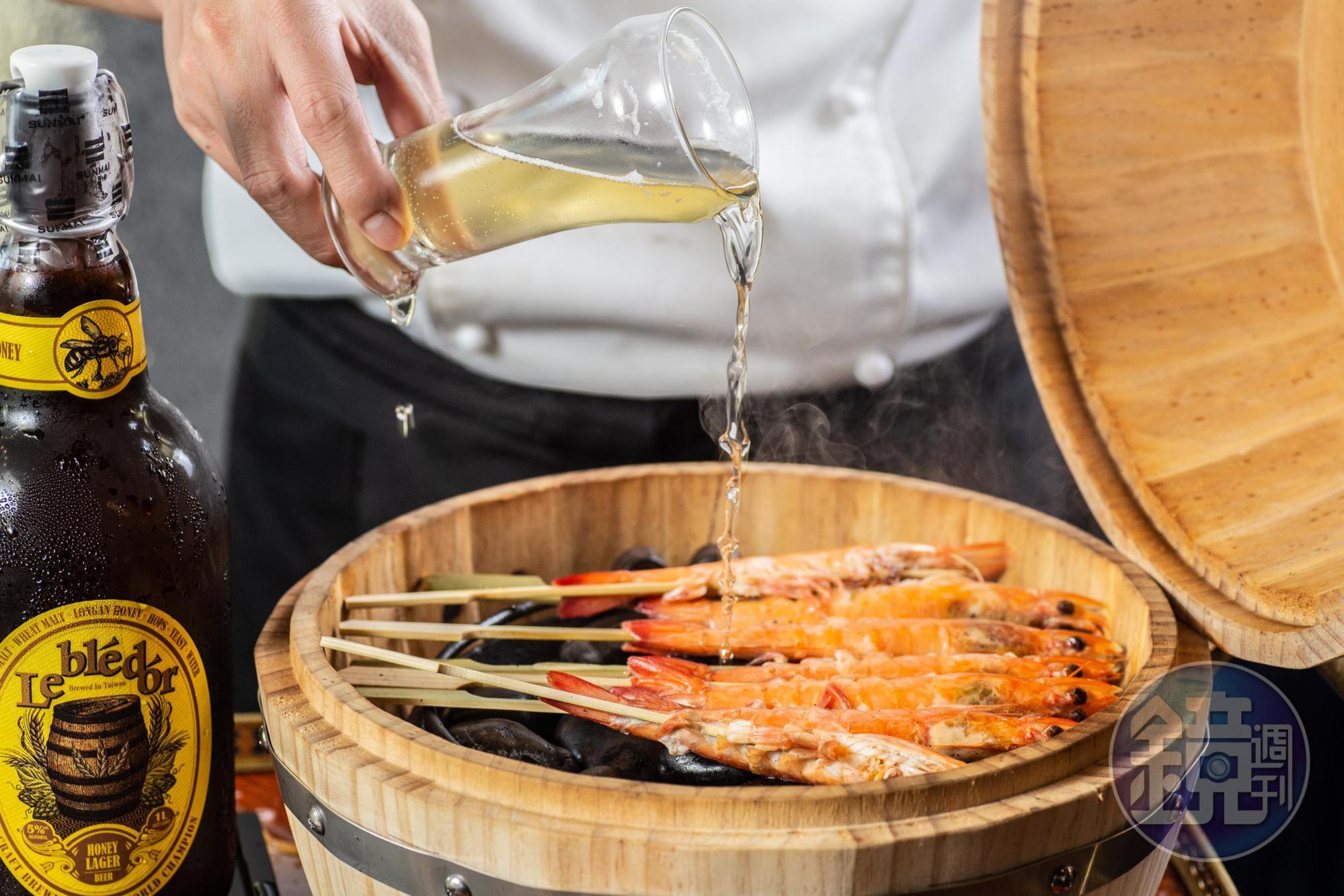 「UMAMI仙蝦啤酒浴」以「金色三麥蜂蜜啤酒」為石燒白蝦賦味。(580元/份)