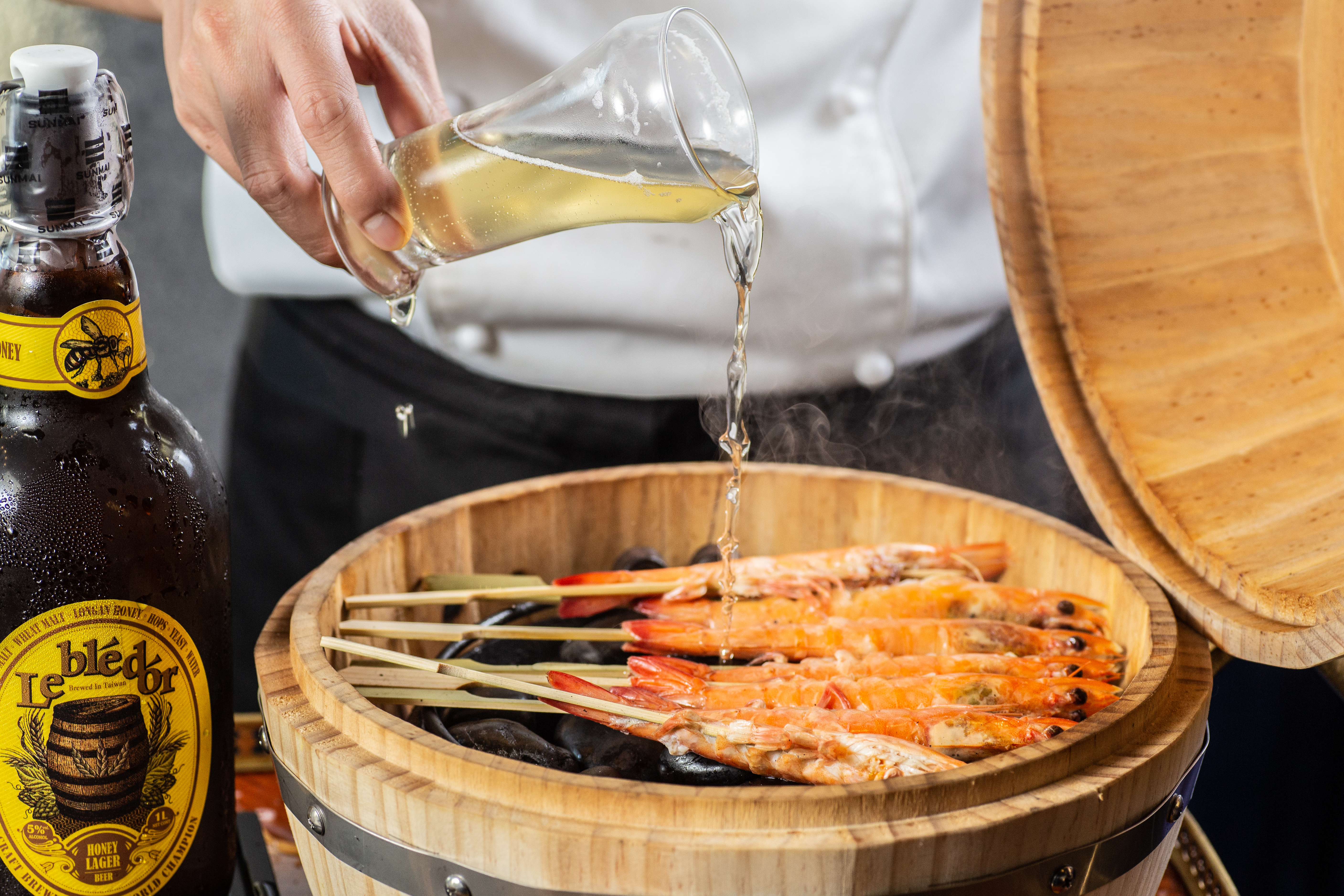 「UMAMI仙蝦啤酒浴」以「金色三麥蜂蜜啤酒」為石燒白蝦賦味。（580元／份）