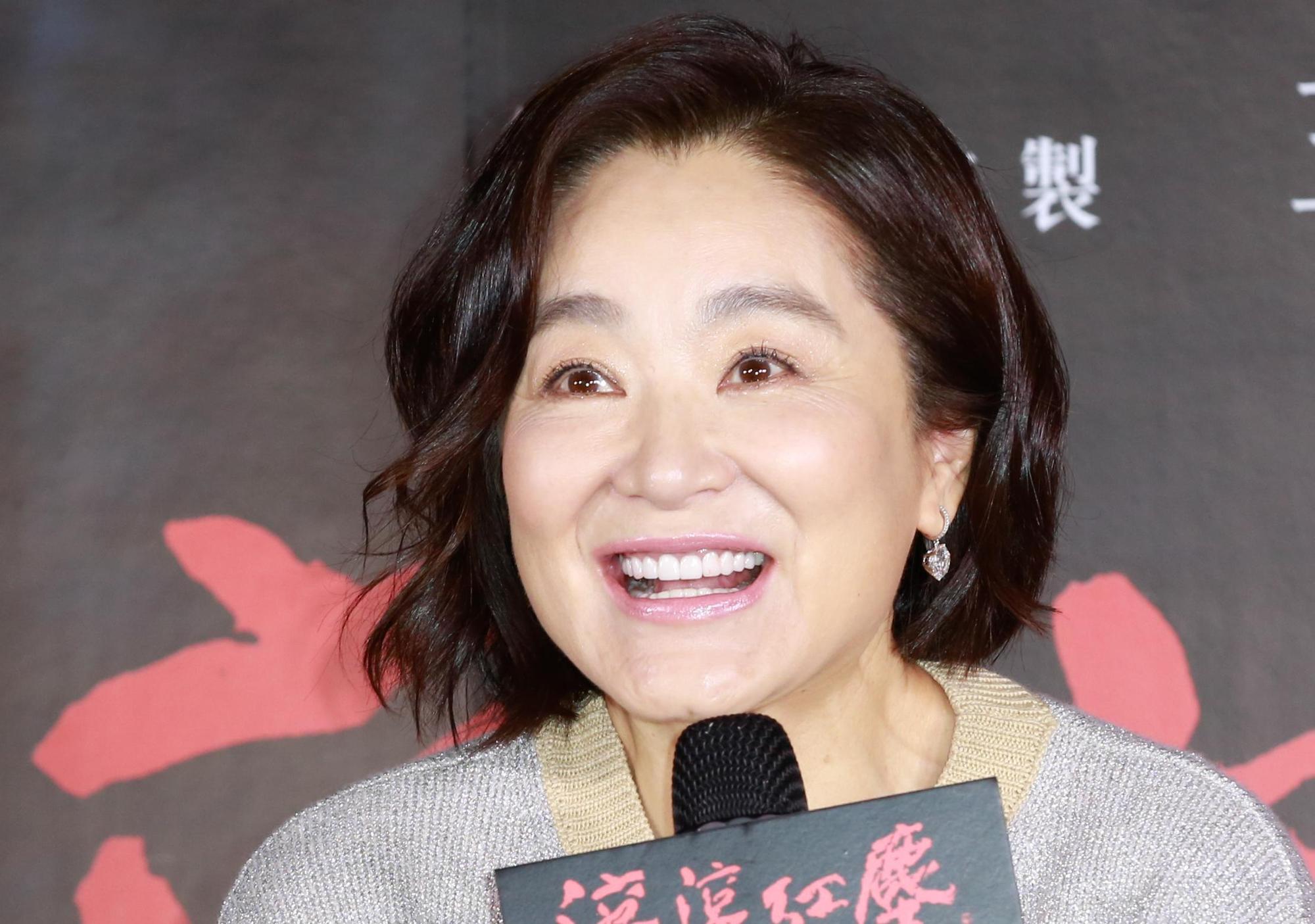 鑽石耳環過往林青霞在拍攝寫真照片時也曾戴過,預估價值應該也要破百萬元。