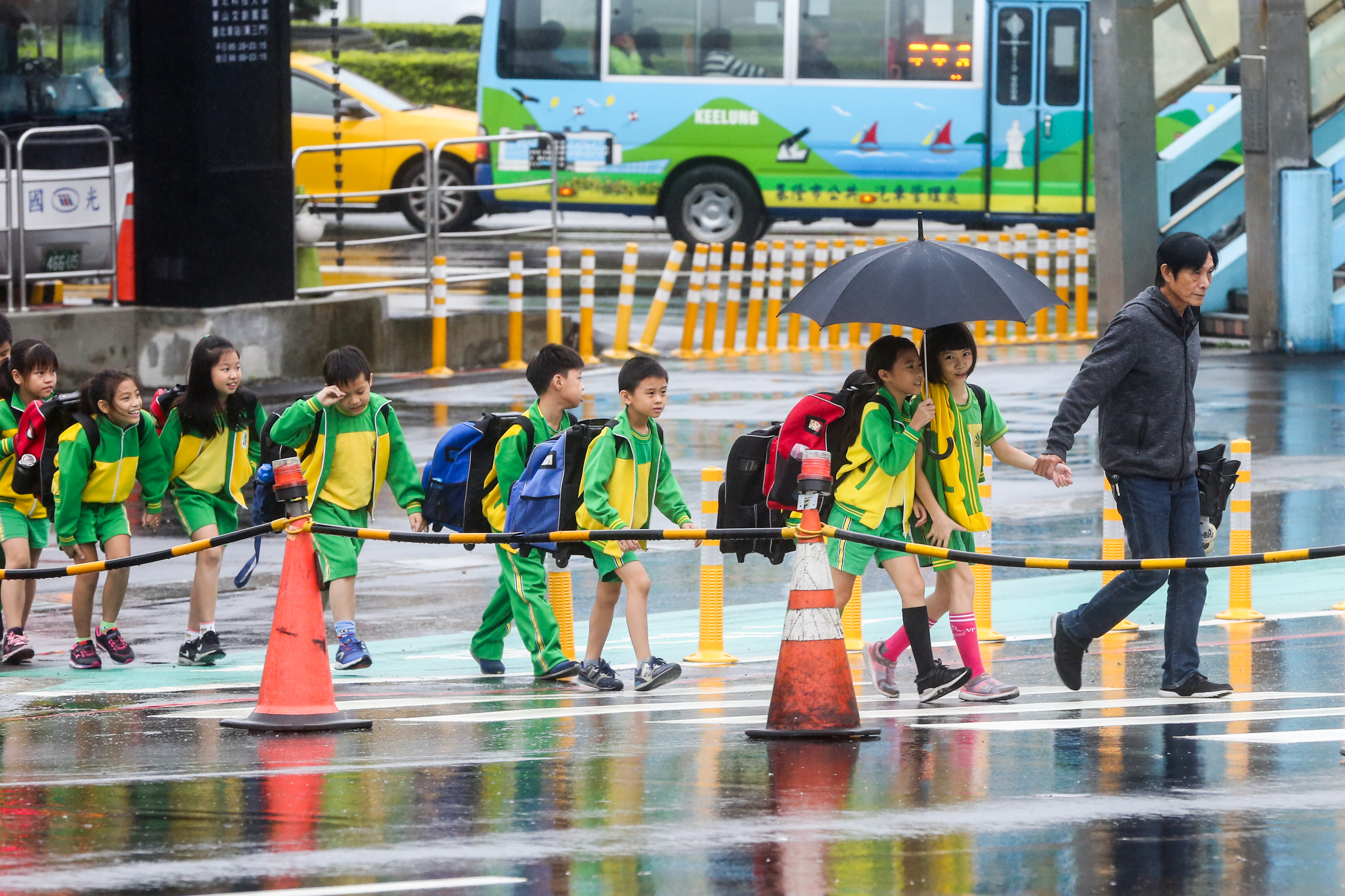 台灣今（6日）起轉為濕冷天氣，各地都有發生局部大雨機率。