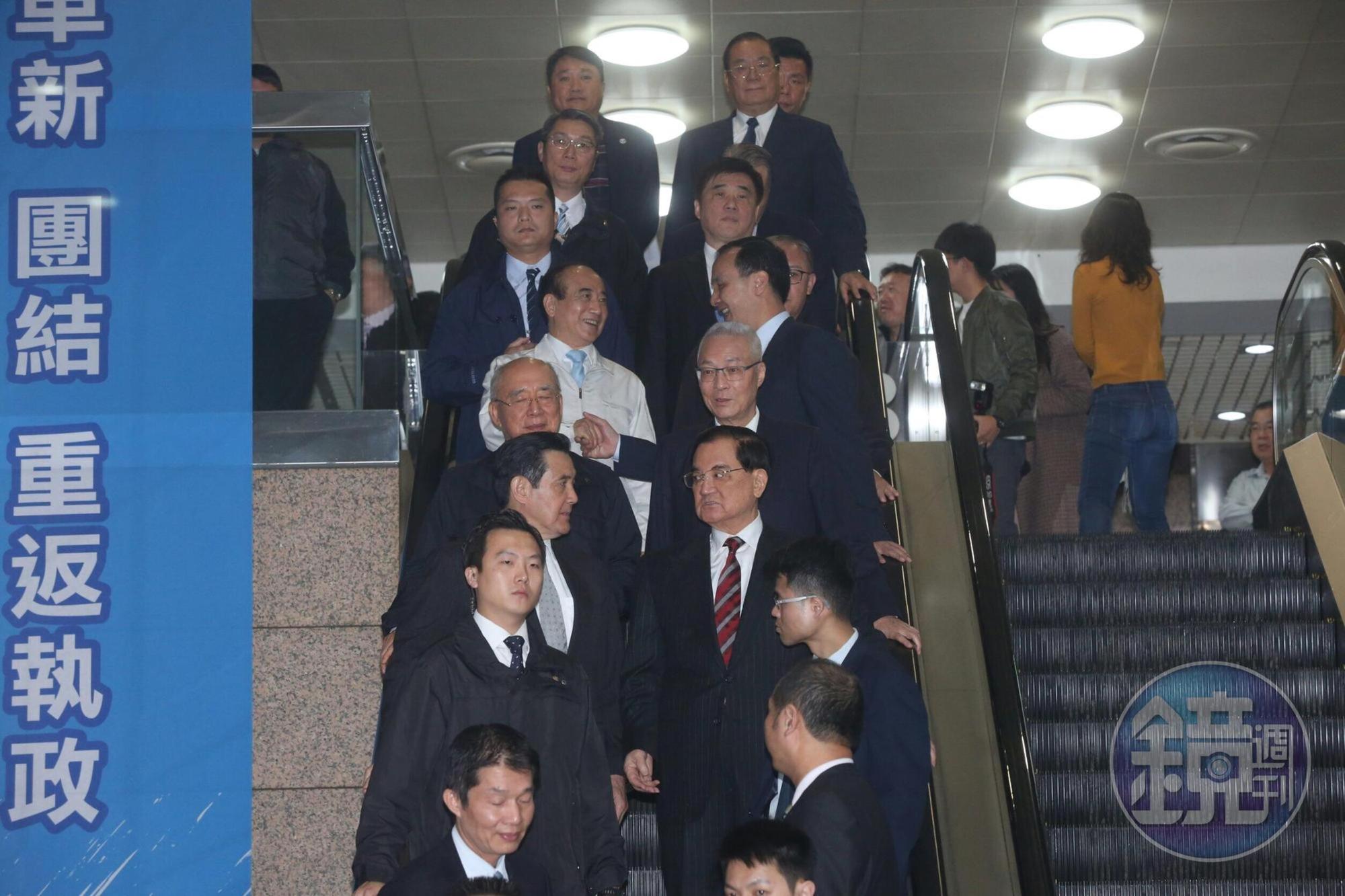 國民黨有意參選2020者齊聚一堂，前黨主席朱立倫（右6）、前副主席王金平（左5）熱情交談、握手。