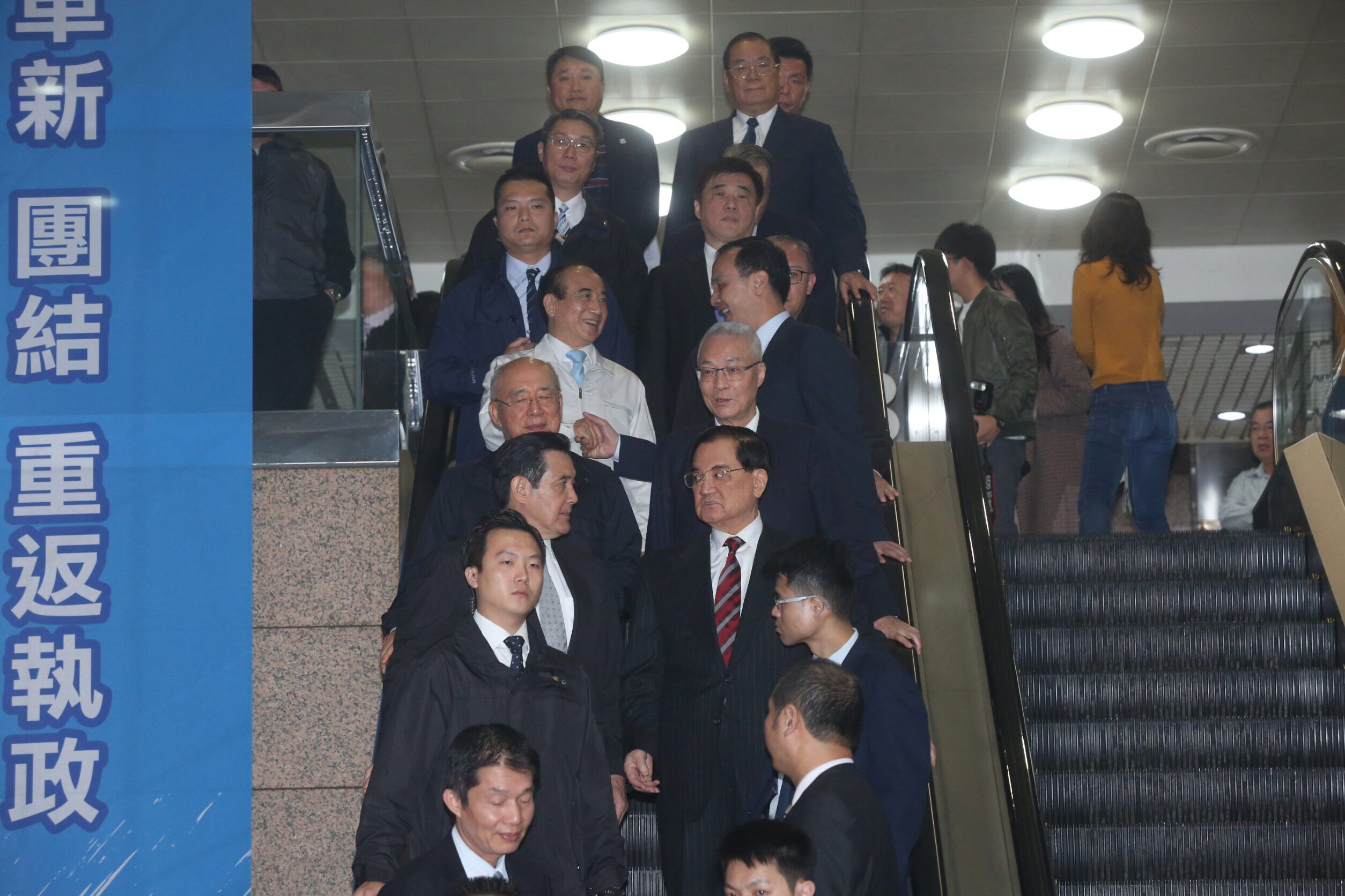 國民黨有意參選2020者齊聚一堂,前黨主席朱立倫(右6)、前副主席王金平(左5)熱情交談、握手。