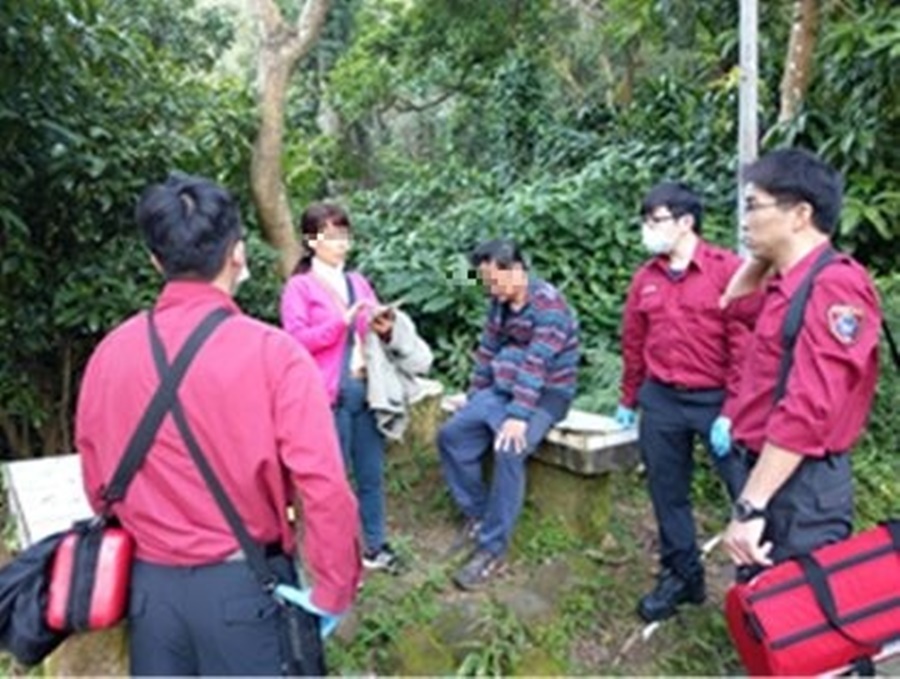 年過半百的謝姓登山男子，以手機向妻子表示胸痛呼吸困難之後驟無音訊，所幸警方緊急搜山才得以送醫。（翻攝畫面）