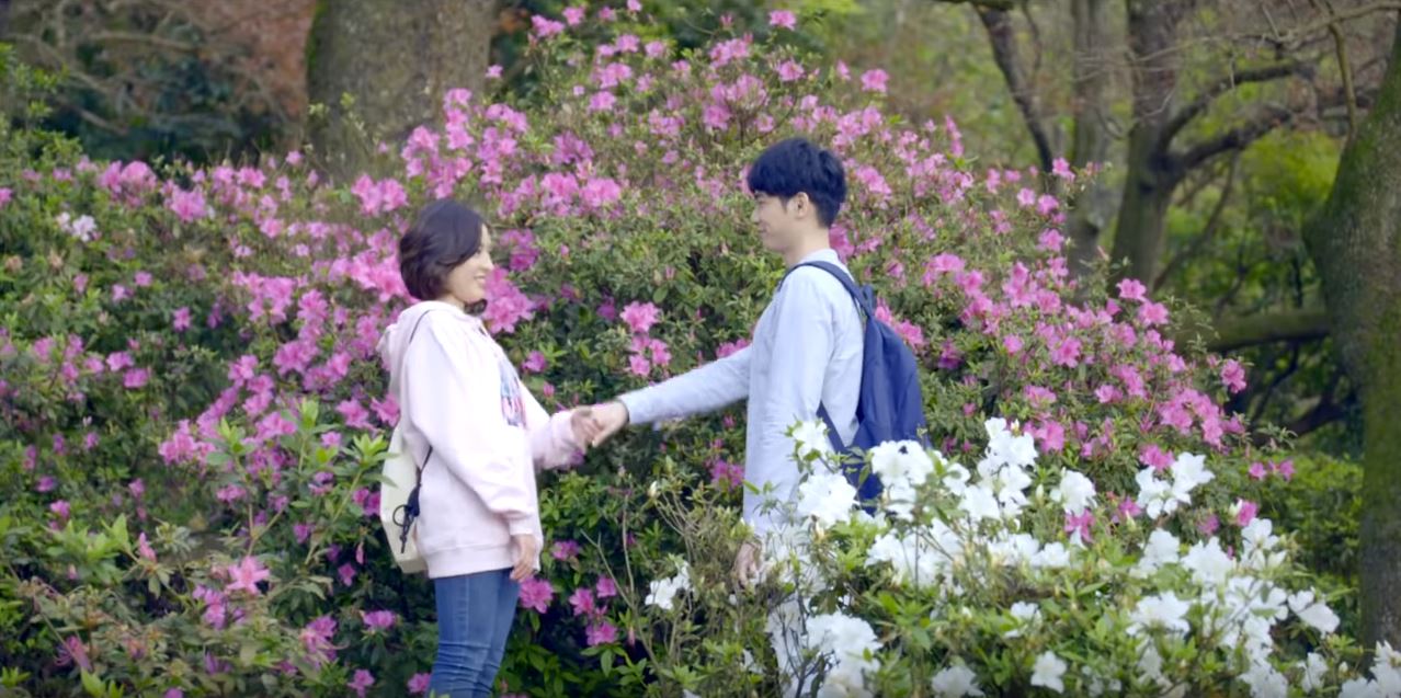 台北市政府副發言人「學姐」黃瀞瑩獻出微電影處女秀，為台北市宣傳杜鵑花季。（翻攝自台北政府Youtube）