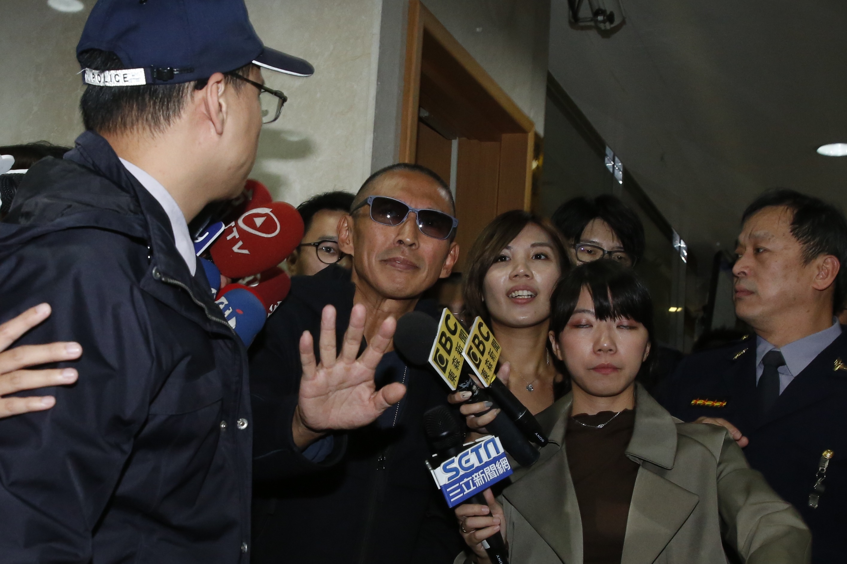 導演鈕承澤新作《跑馬》停拍2個月後，傳已經悄悄復拍1星期左右。