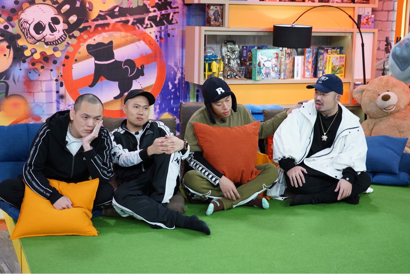 玖壹壹打遊戲比演戲拿手多了。（狼谷娛樂提供）