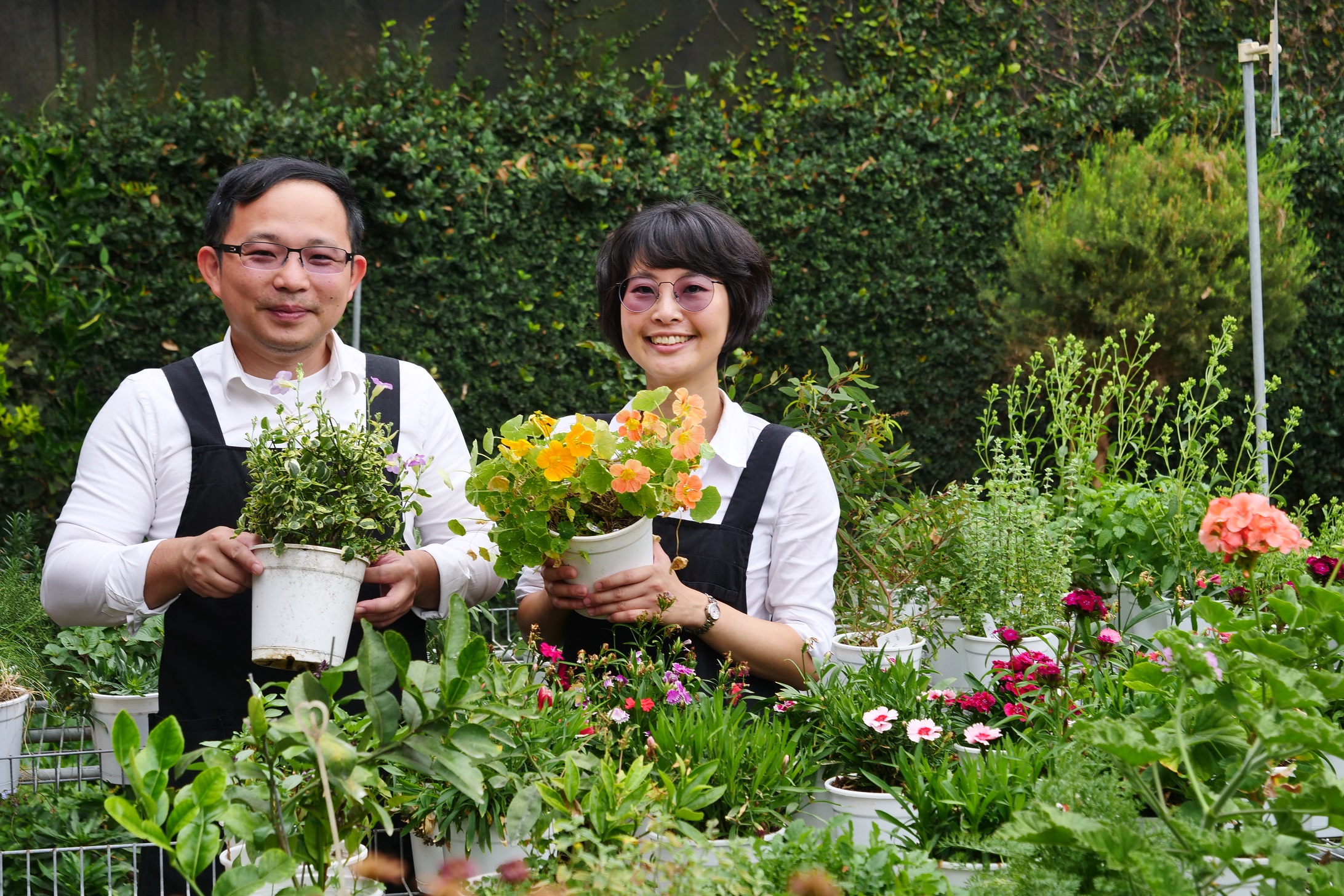 「森林有塊田」小菲（右）與先生阿發（左）辭去原有工作創業，走入新的香草生活。