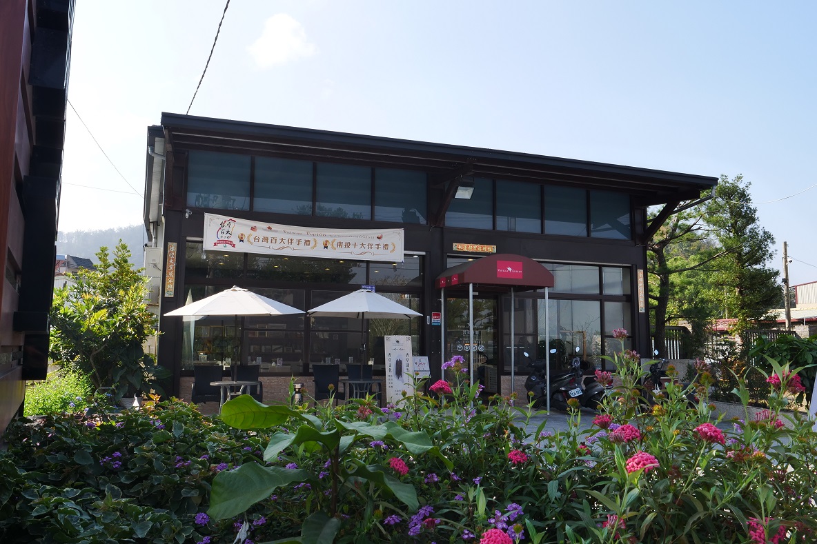 「香草騎士」店面即位在前往清境台14省道旁。
