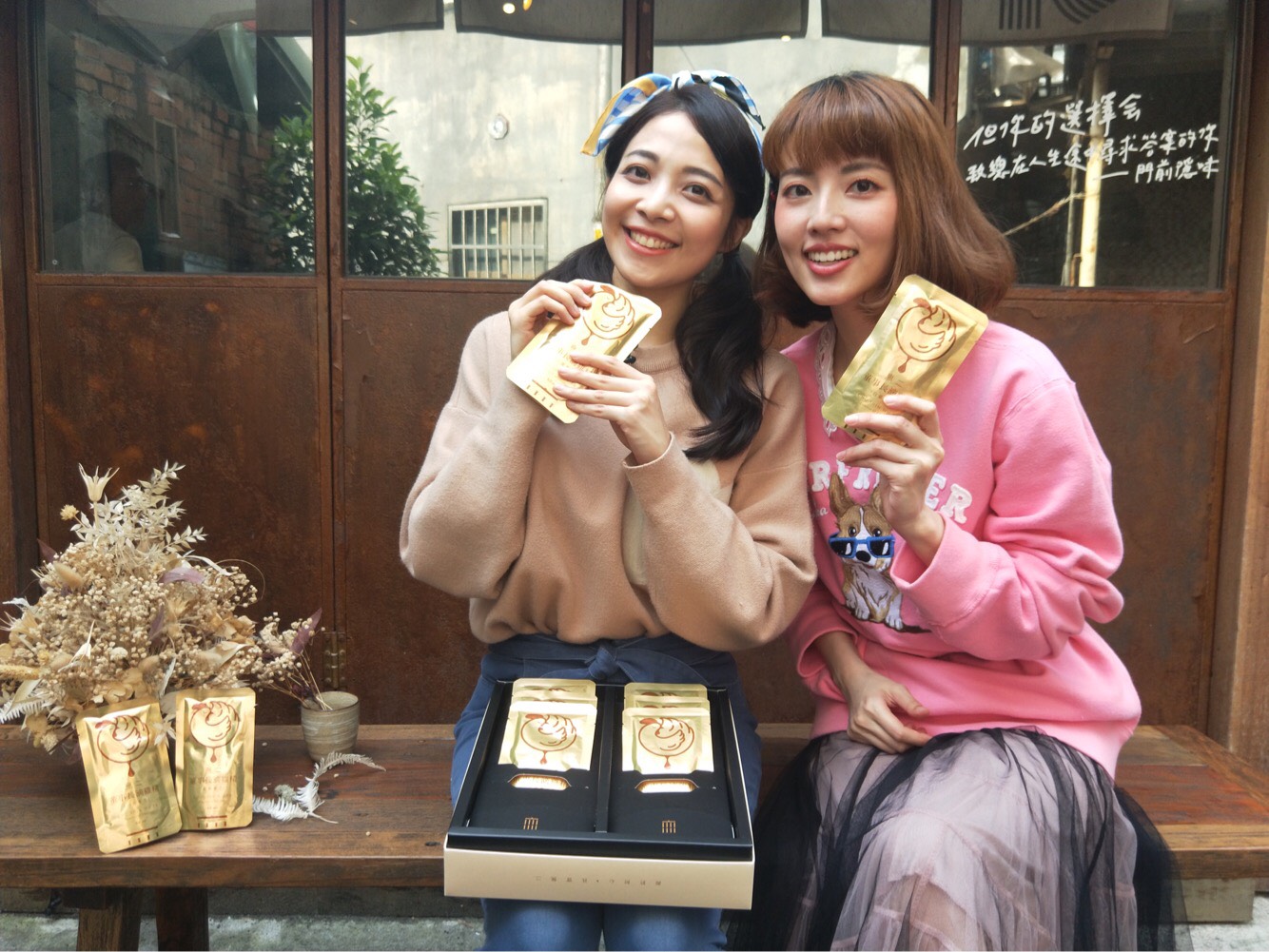 阿諾（右）送搭檔雪寶滴雞精補身。（艾迪昇提供）