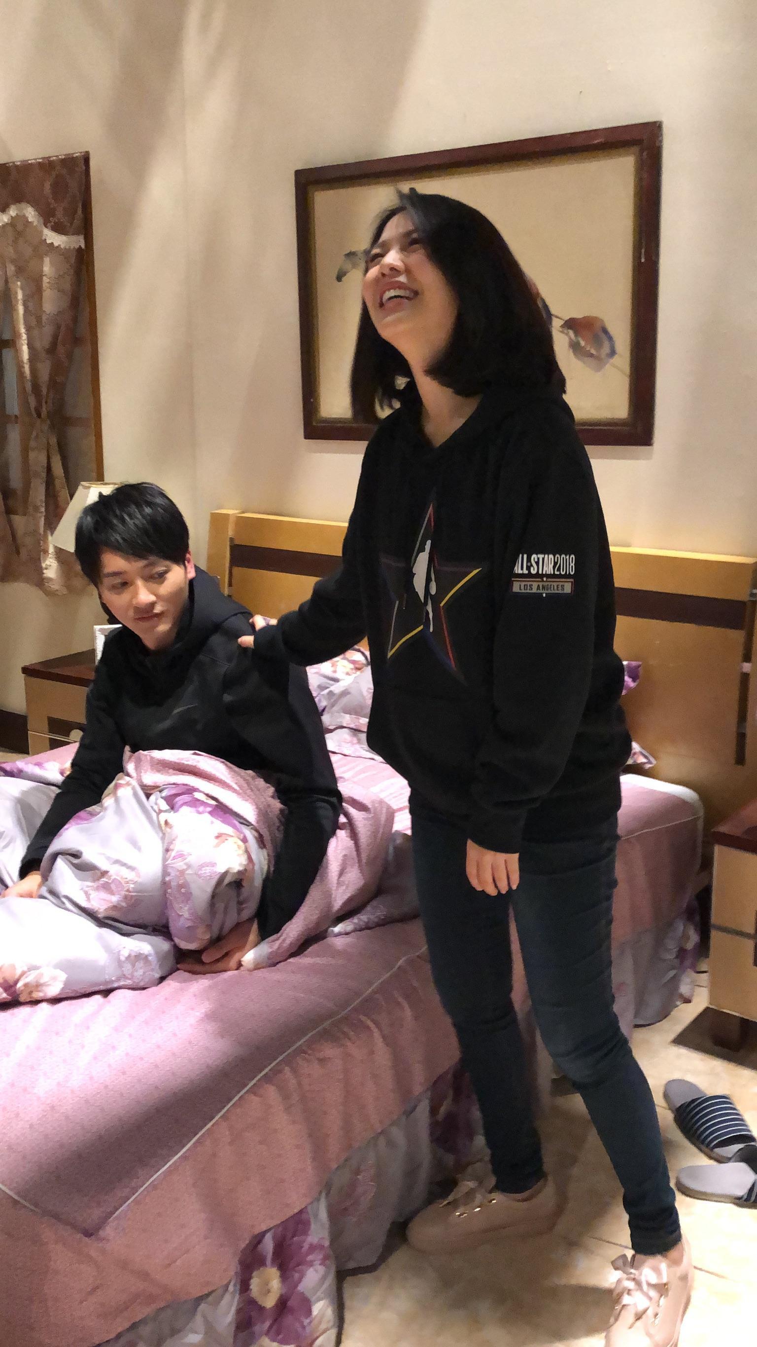 白家綺探馬俊麟的班，兩人不停鬥嘴開玩笑。（民視提供）