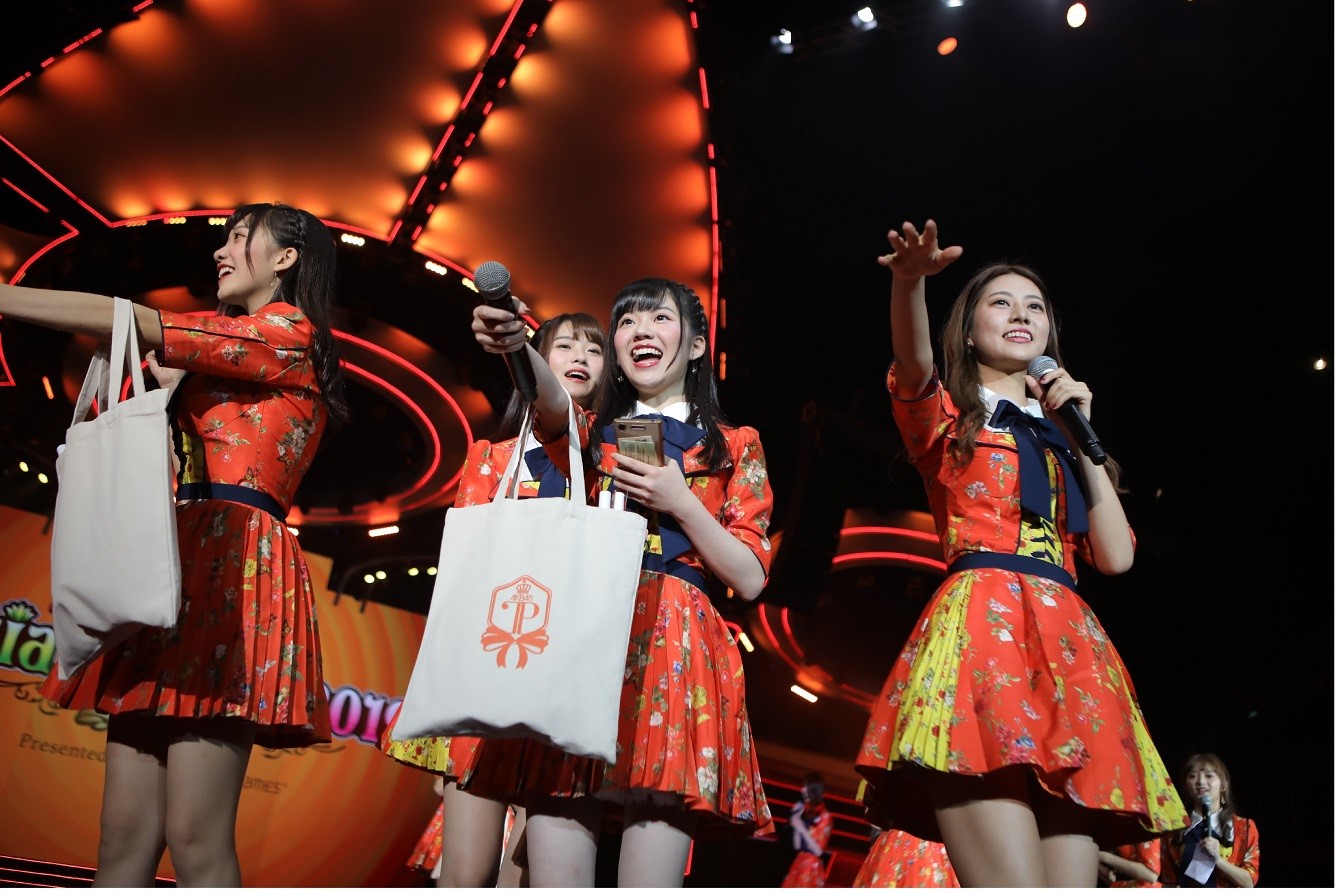 冼迪琦（左起)）、劉語晴、邱品涵、阿部瑪利亞去年隨團員一同赴泰國參加AKB48 Group Asia Festival盛典，與台下粉絲熱情互動。（好言娛樂提供）