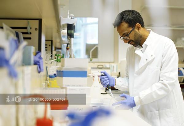英國病毒學家Ravindra Gupta博士在倫敦大學學院實驗室。(東方IC)