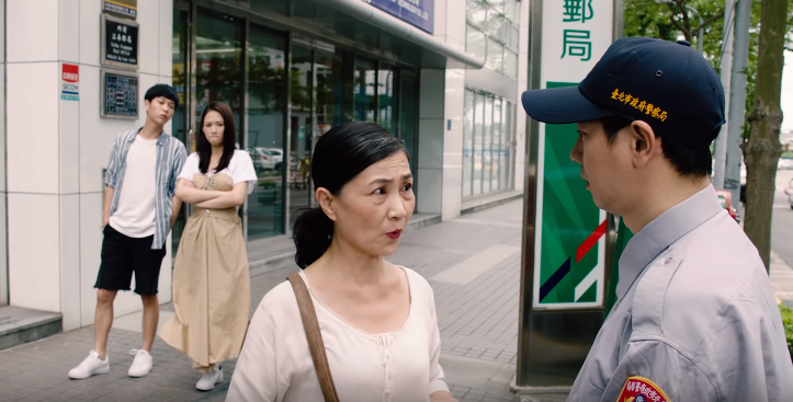 陳喬恩在劇中和表弟驚見婦人遭到詐騙。（翻攝自法務部YouTube）