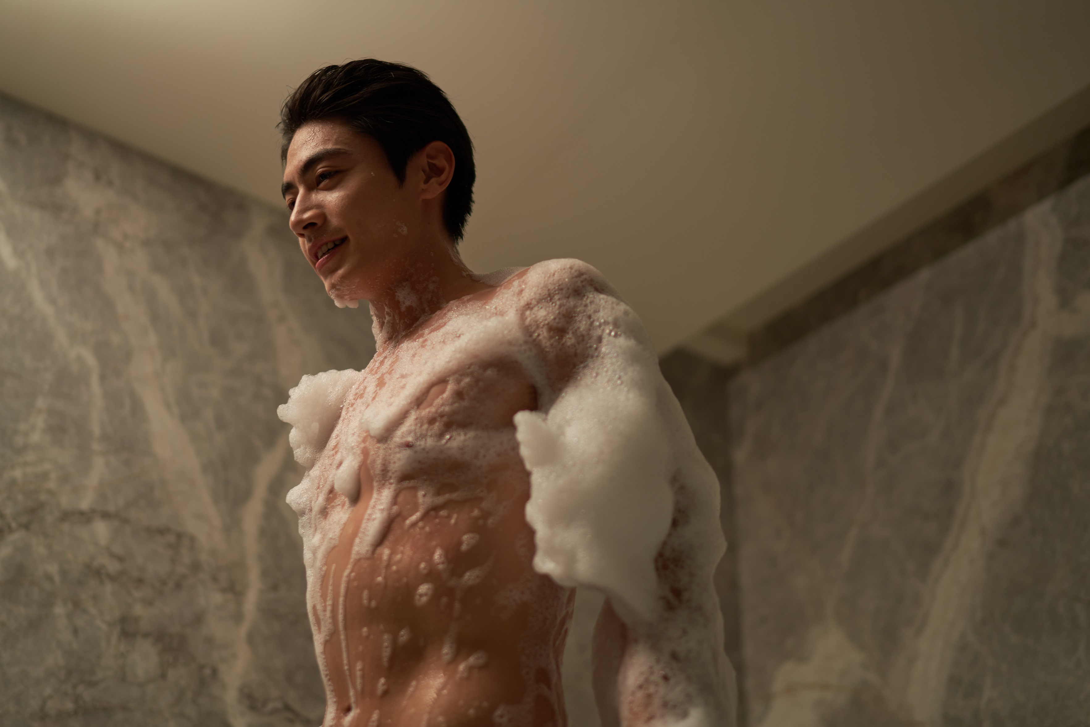 宋柏緯第一次拍入浴戲，拍攝時直接穿泳褲就上場，秀出精壯線條。（東森提供）