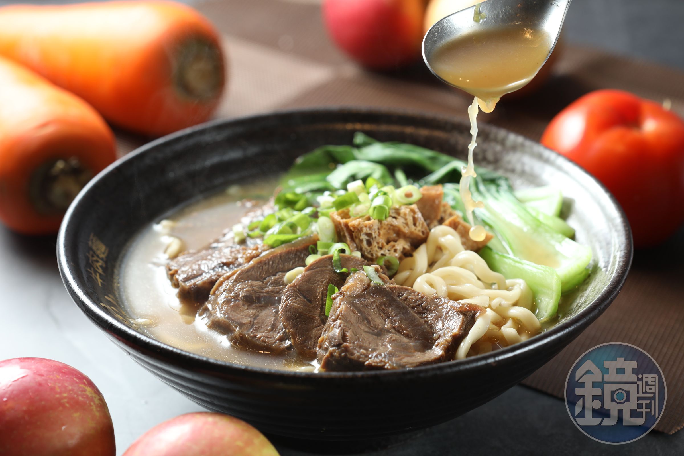 「清燉牛肉麵」選用每頭牛僅能做7份的牛腱心，即便搭粗麵，鮮甜湯頭也很有存在感。（160元／小碗）