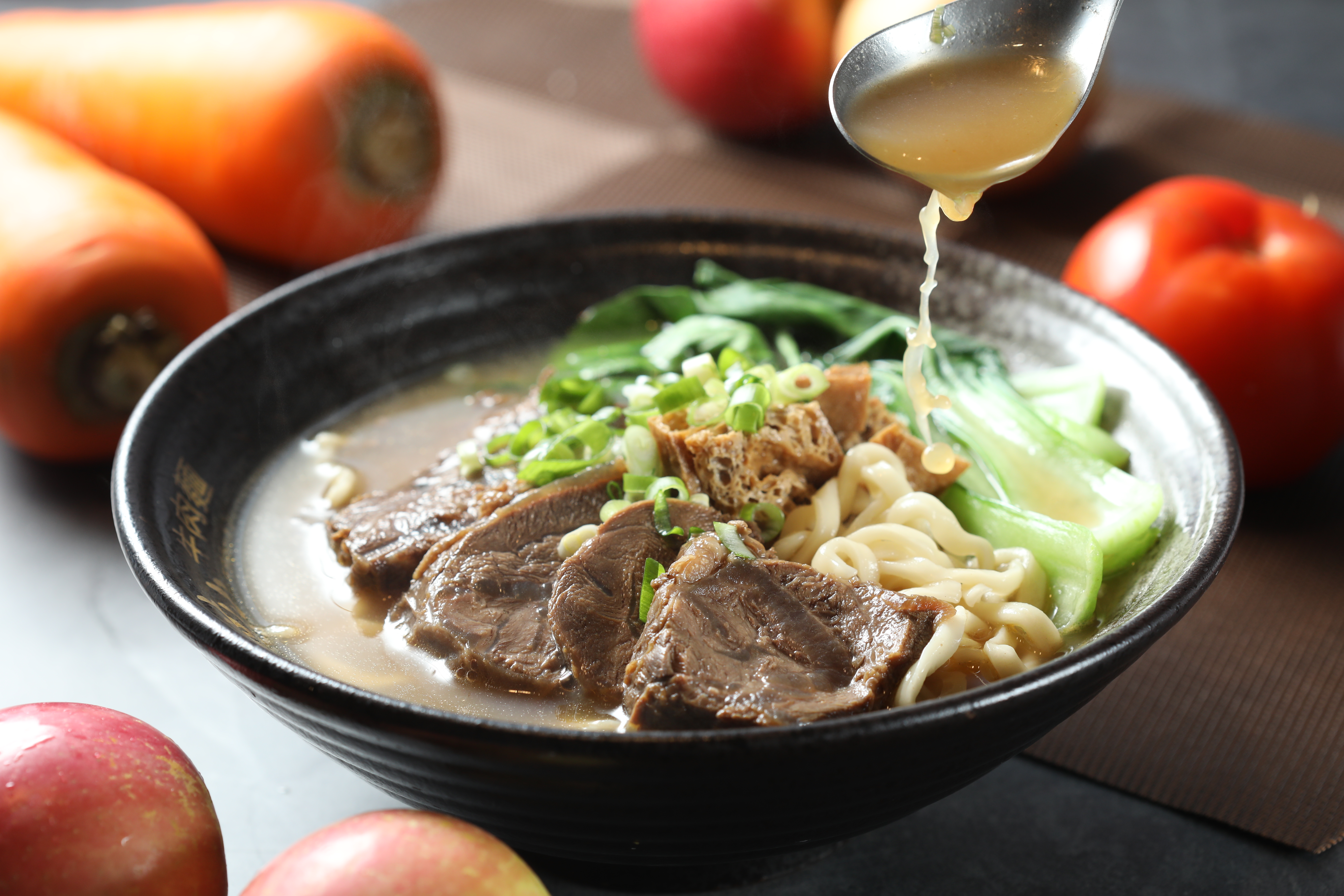 「清燉牛肉麵」選用每頭牛僅能做7份的牛腱心，即便搭粗麵，鮮甜湯頭也很有存在感。（160元／小碗）