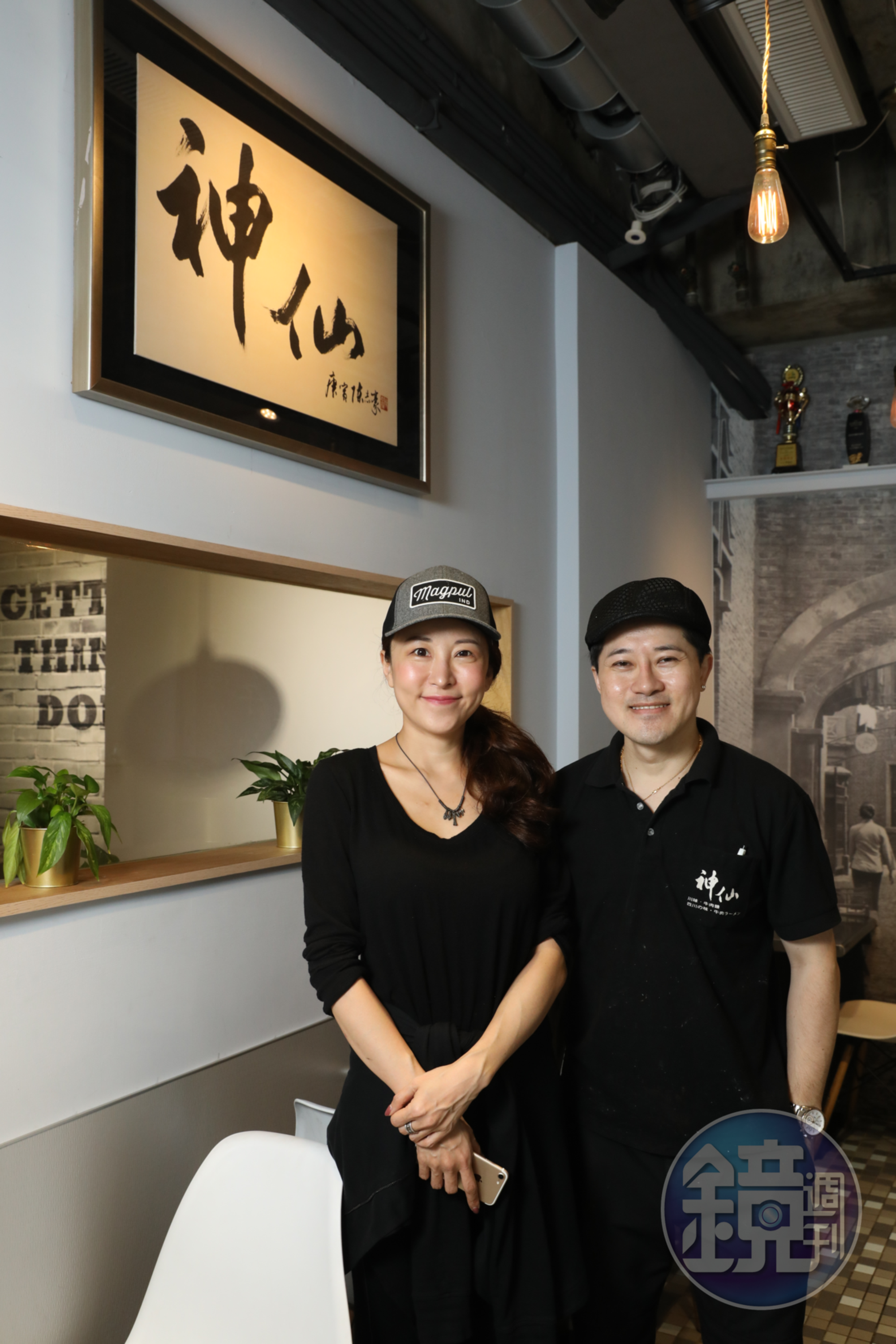 劉任鐏(右)本來從事貿易業,因緣際會下得到父執輩的牛肉麵祕方,如今和姊姊(左)同心經營。