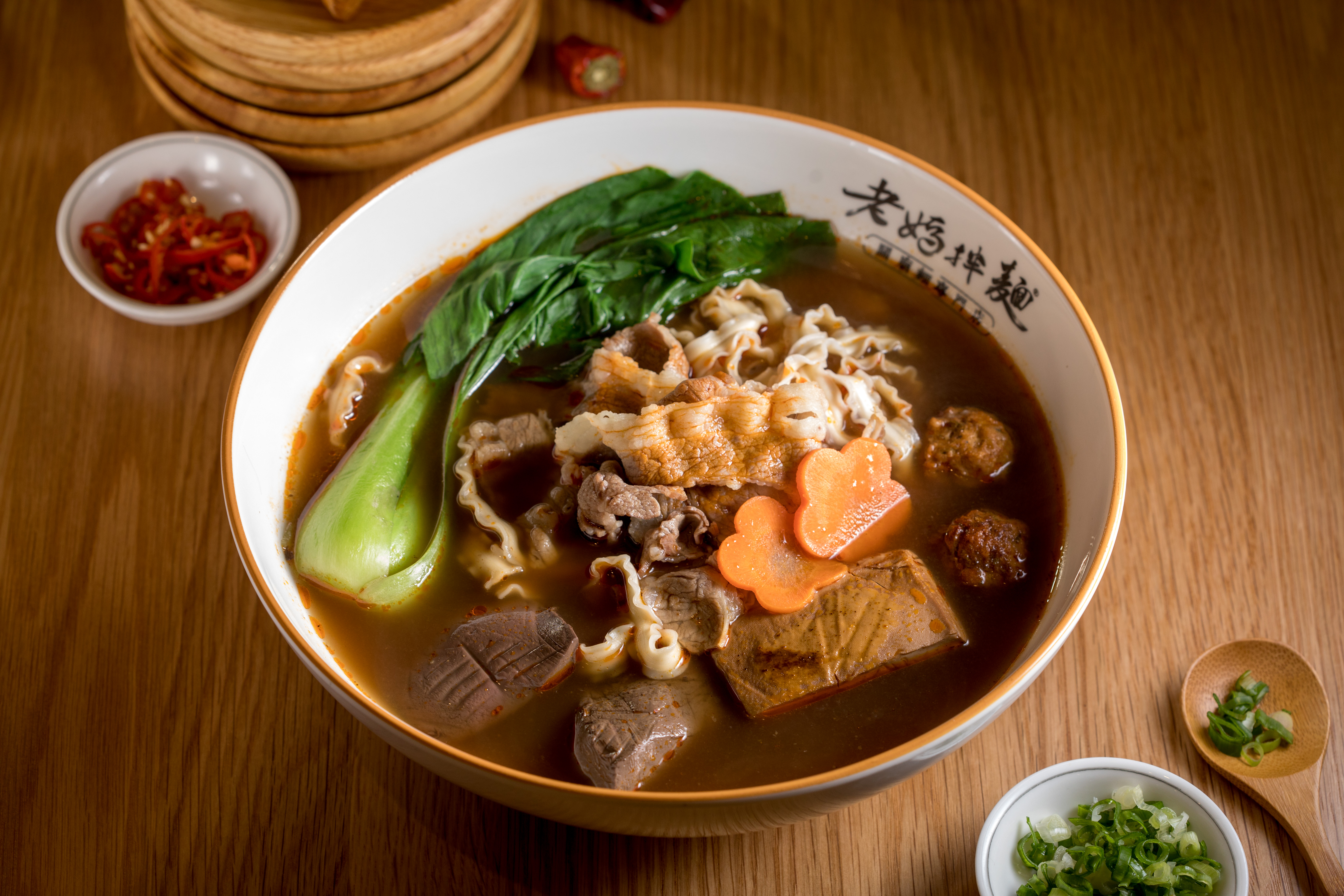 「老鍋麻辣麵」裡手打川丸子、鴨血、豆腐等麻辣必備元素樣樣沒少，真像點了一份個人鍋。（235元／套餐）