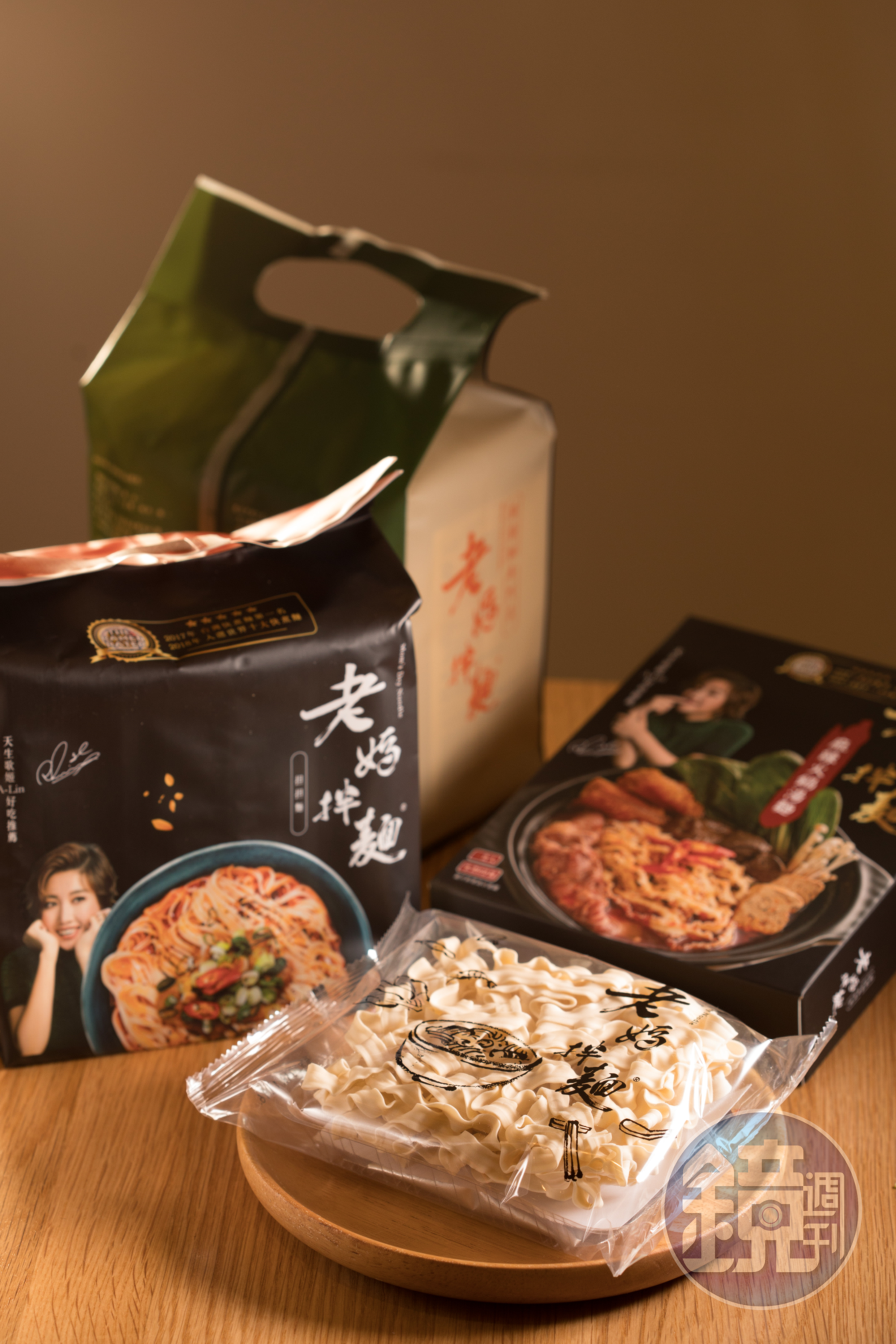 店內也能買到「老媽拌麵」的快煮麵產品。(108元-188元/包)