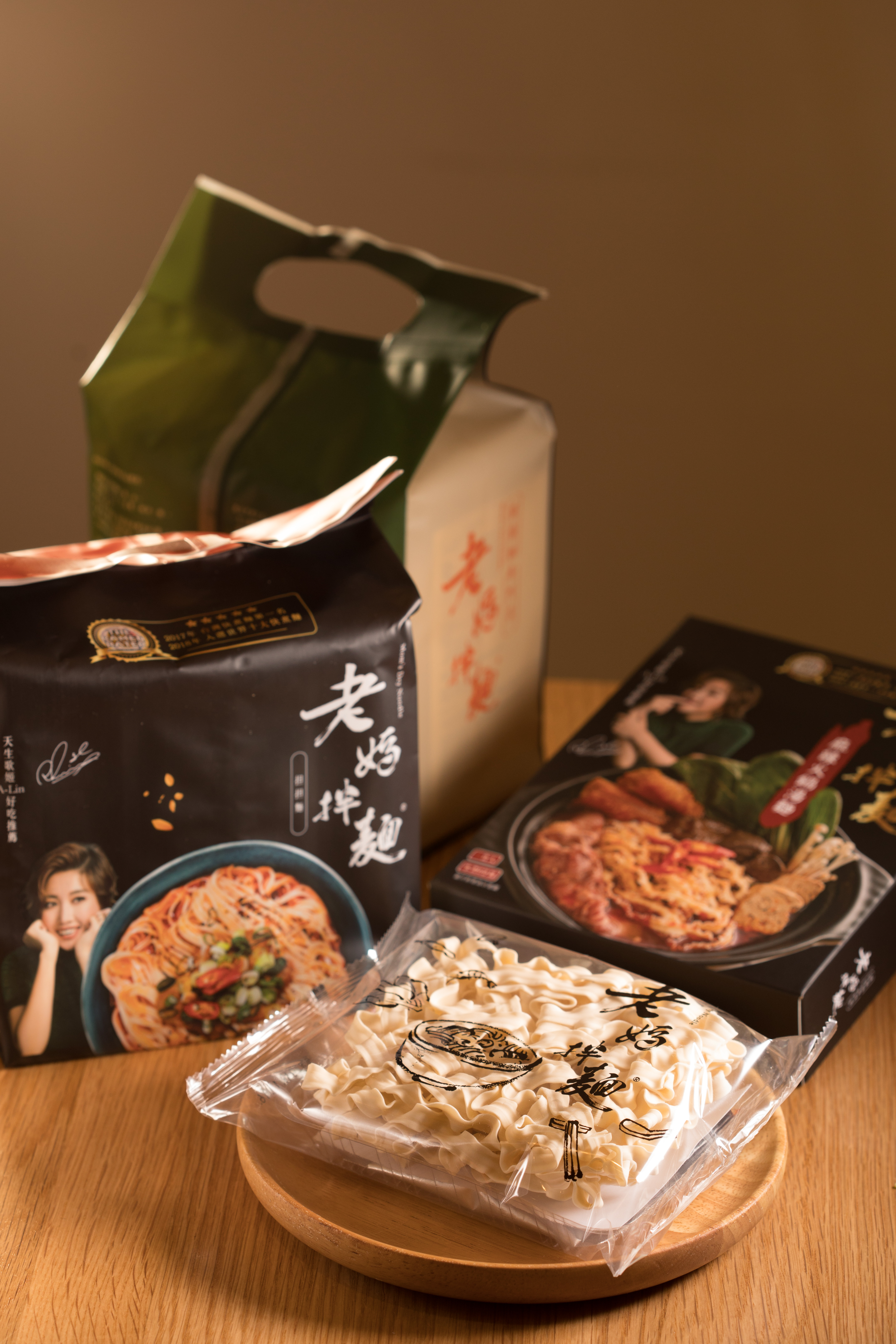 店內也能買到「老媽拌麵」的快煮麵產品。（108元－188元／包）