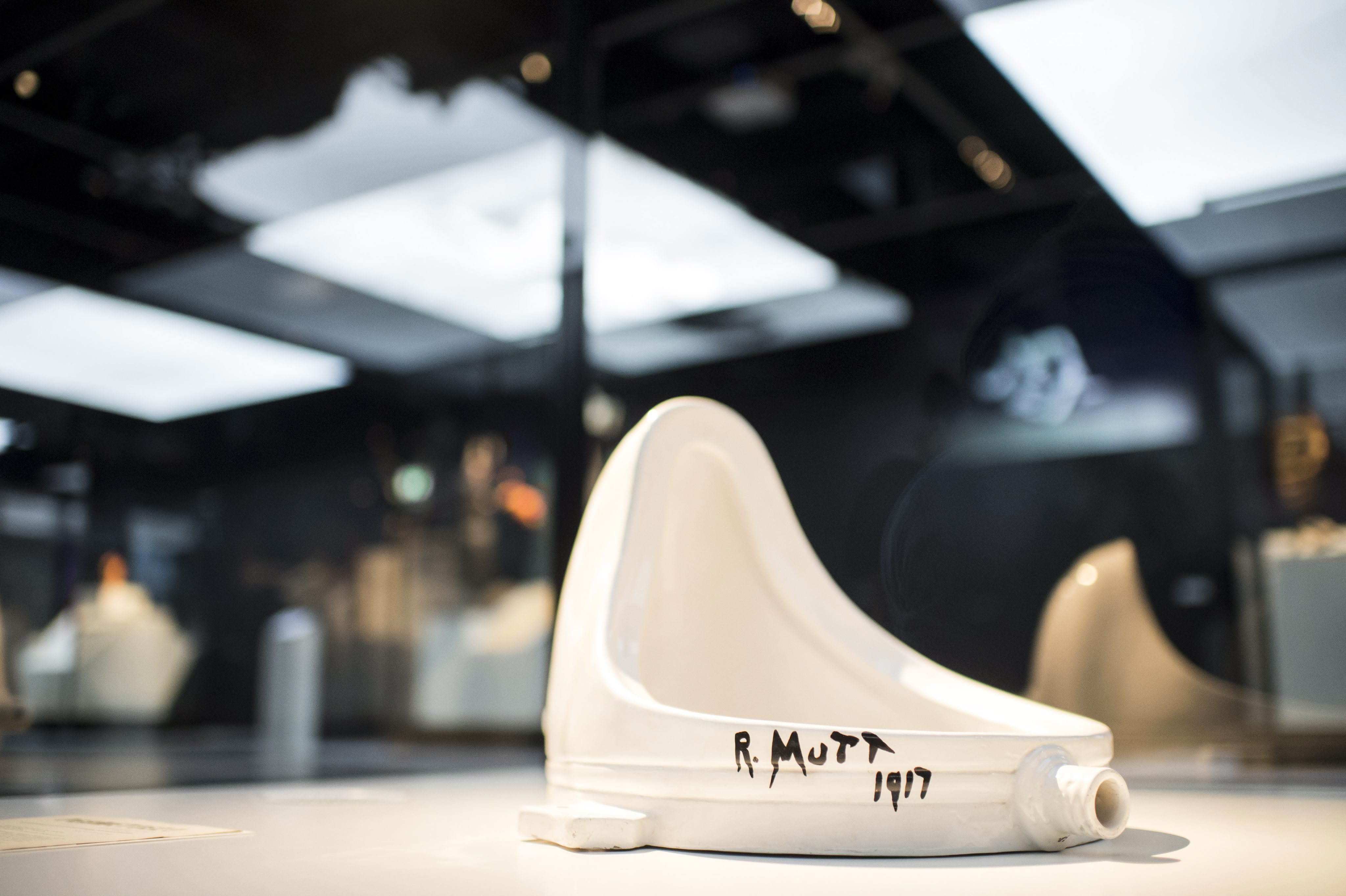 杜象（Marcel Duchamp）1917年在小便斗上簽名的「作品」──《噴泉（Fountain）》，引發了一波藝術究竟為何物的辯證。