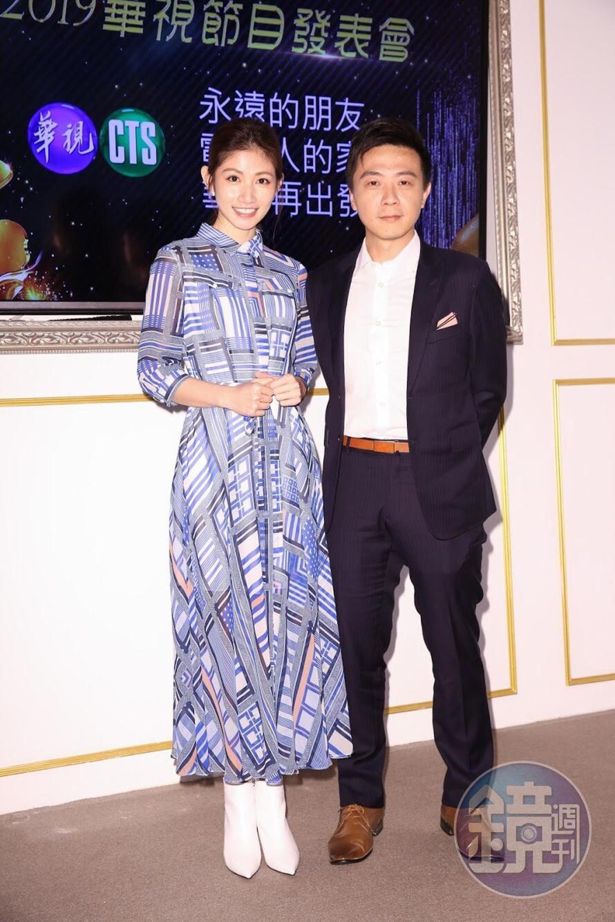 廖錦德(右)今出席華視記者會,替爸爸廖峻向大家報平安。(左為李千那)