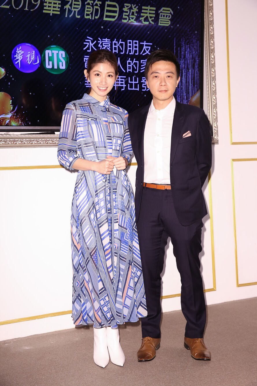 廖錦德（右）今出席華視記者會，替爸爸廖峻向大家報平安。（左為李千那）