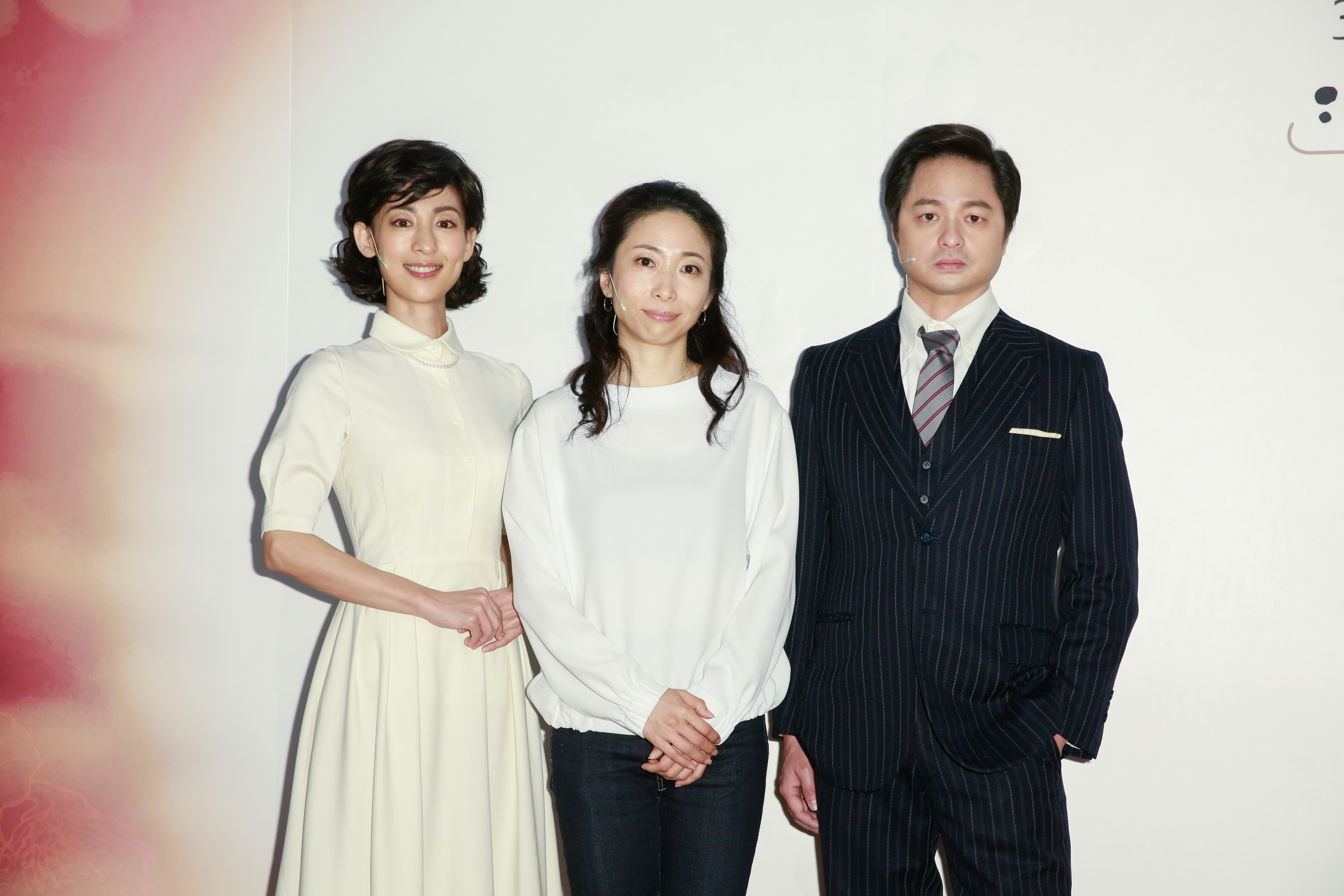 由一青妙（中）作品改編而成的舞台劇《時光の手箱：我的阿爸與卡桑》，她在劇中飾演自己，鄭有傑（右）與大久保麻梨子則演出她的爸媽。