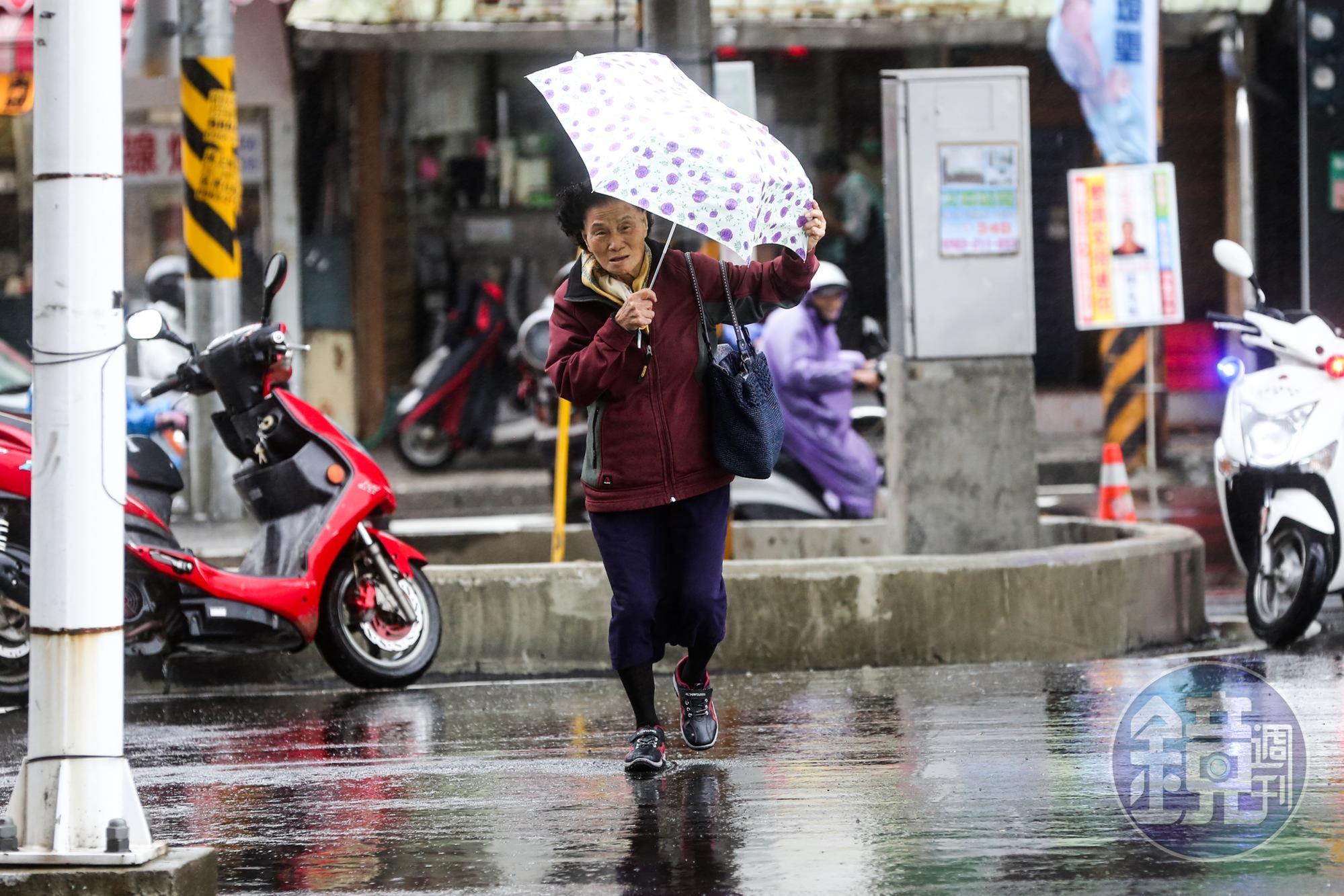 今(7日)、明兩天受強烈大陸冷氣團影響,氣溫降,又濕冷。