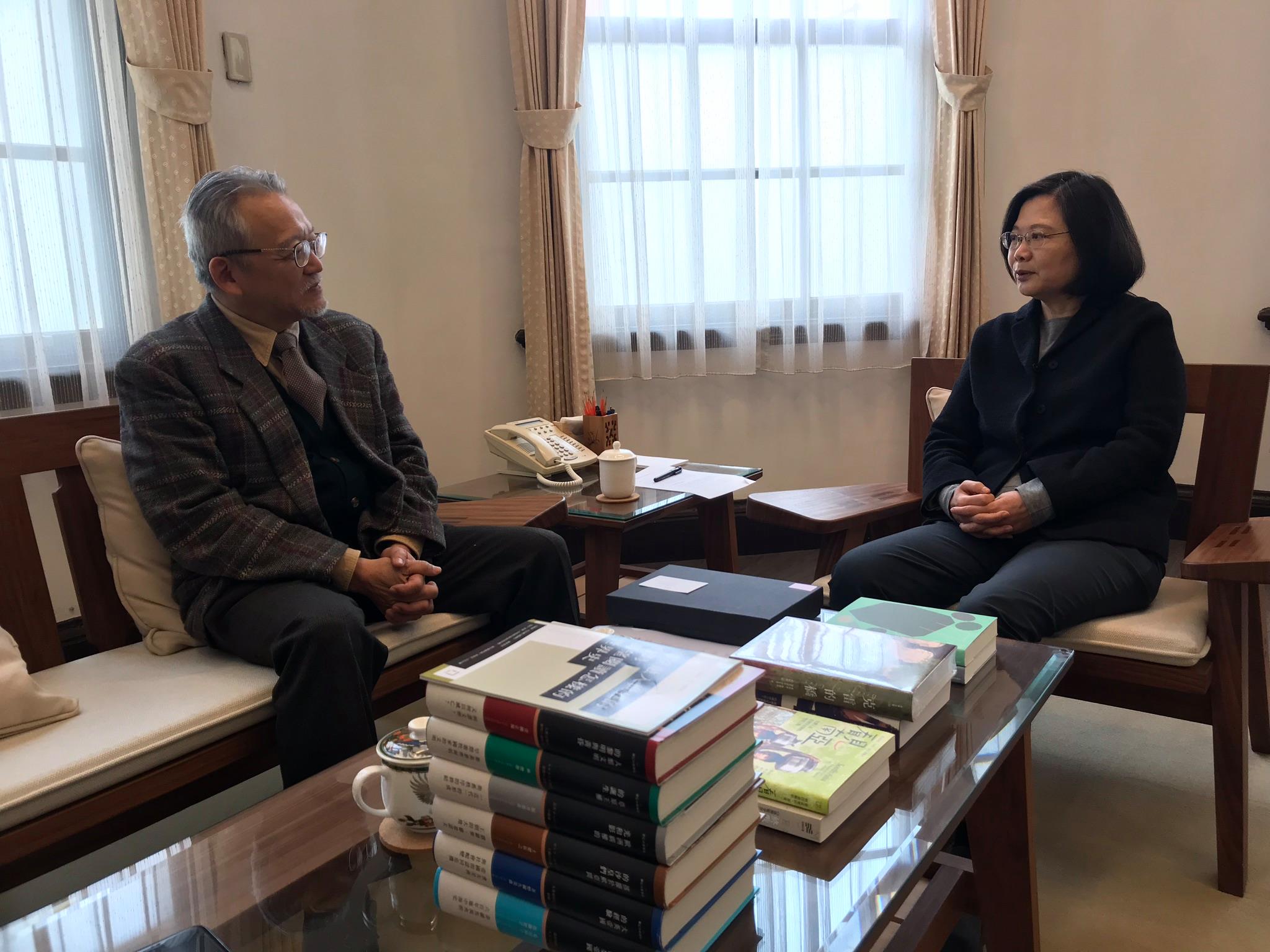 八旗文化與總統蔡英文於總統府內談出版、談歷史，蔡英文對歷史書籍的喜愛，讓八旗編輯王家軒大讚總統是個愛書人。（圖取自王家軒臉書）