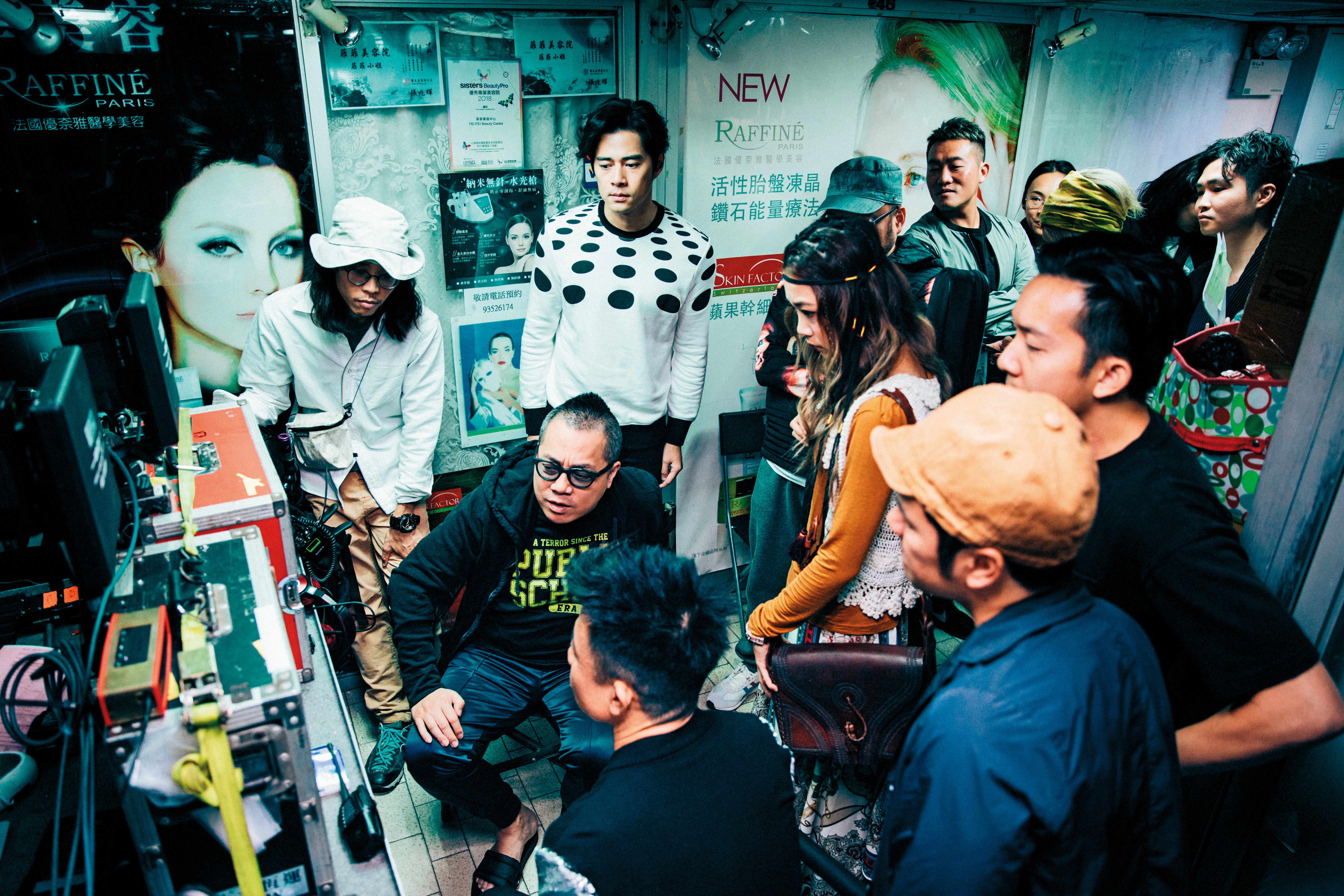 彭浩翔（左二）拍片講效率，每一場戲都會事先想好才開拍。（華映提供）