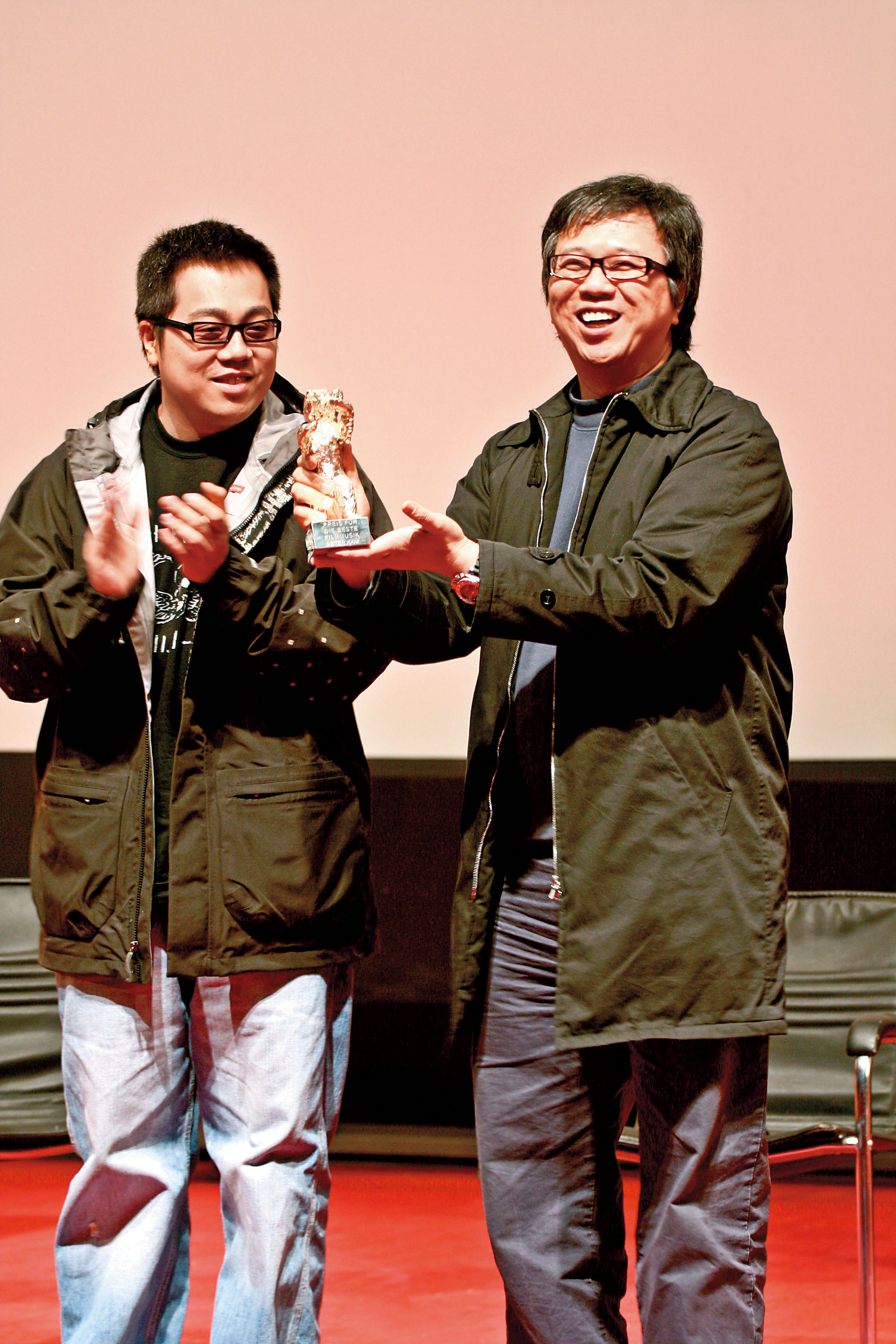 香港音樂人金培達（右）以彭浩翔（左）執導的《伊莎貝拉》獲柏林影展電影配樂銀熊獎。（東方IC）