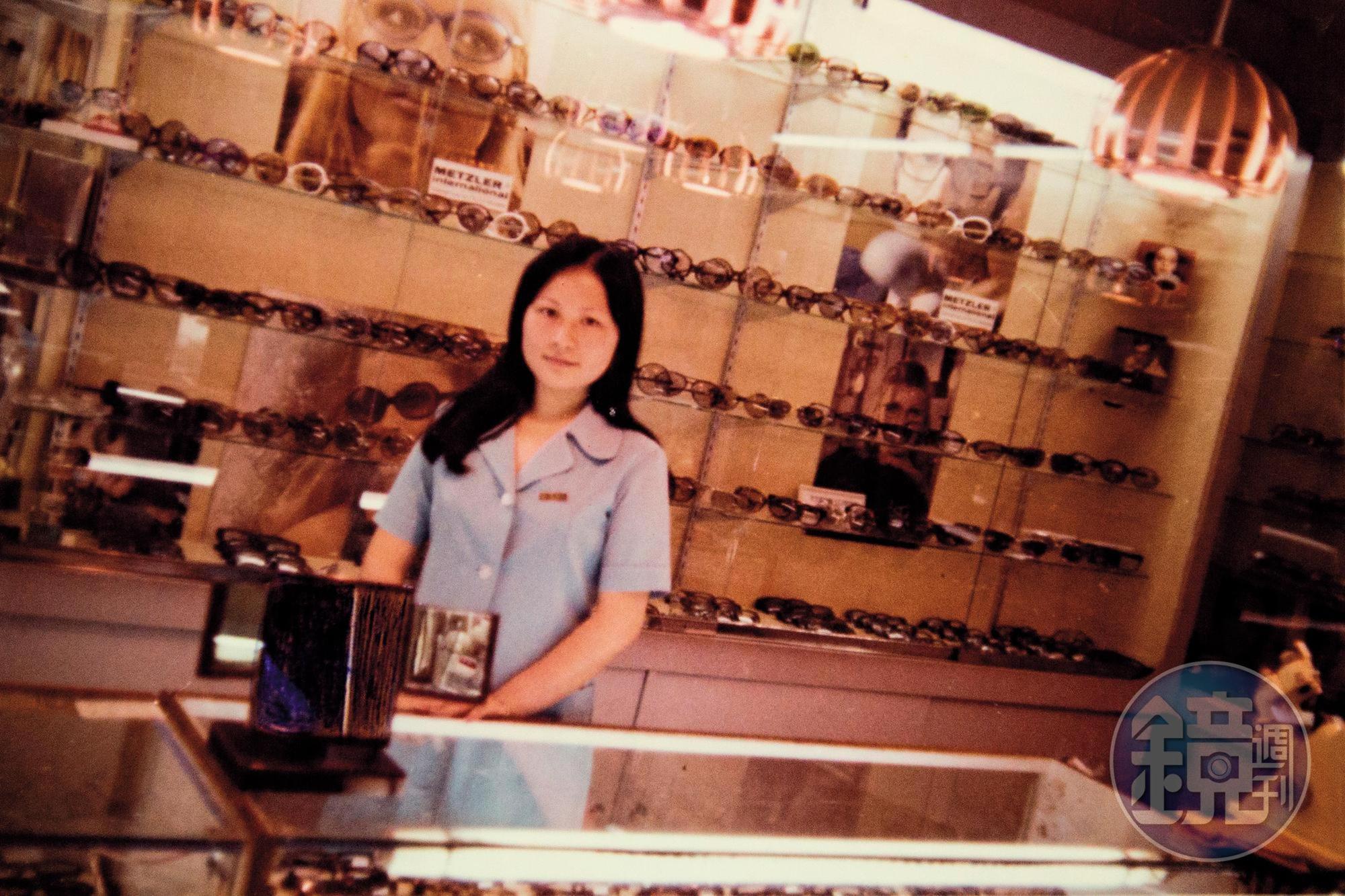 身為家中長女,鄧美雲扛起家中經濟重擔,到台北百貨公司做櫃姐。(鄧美雲提供)
