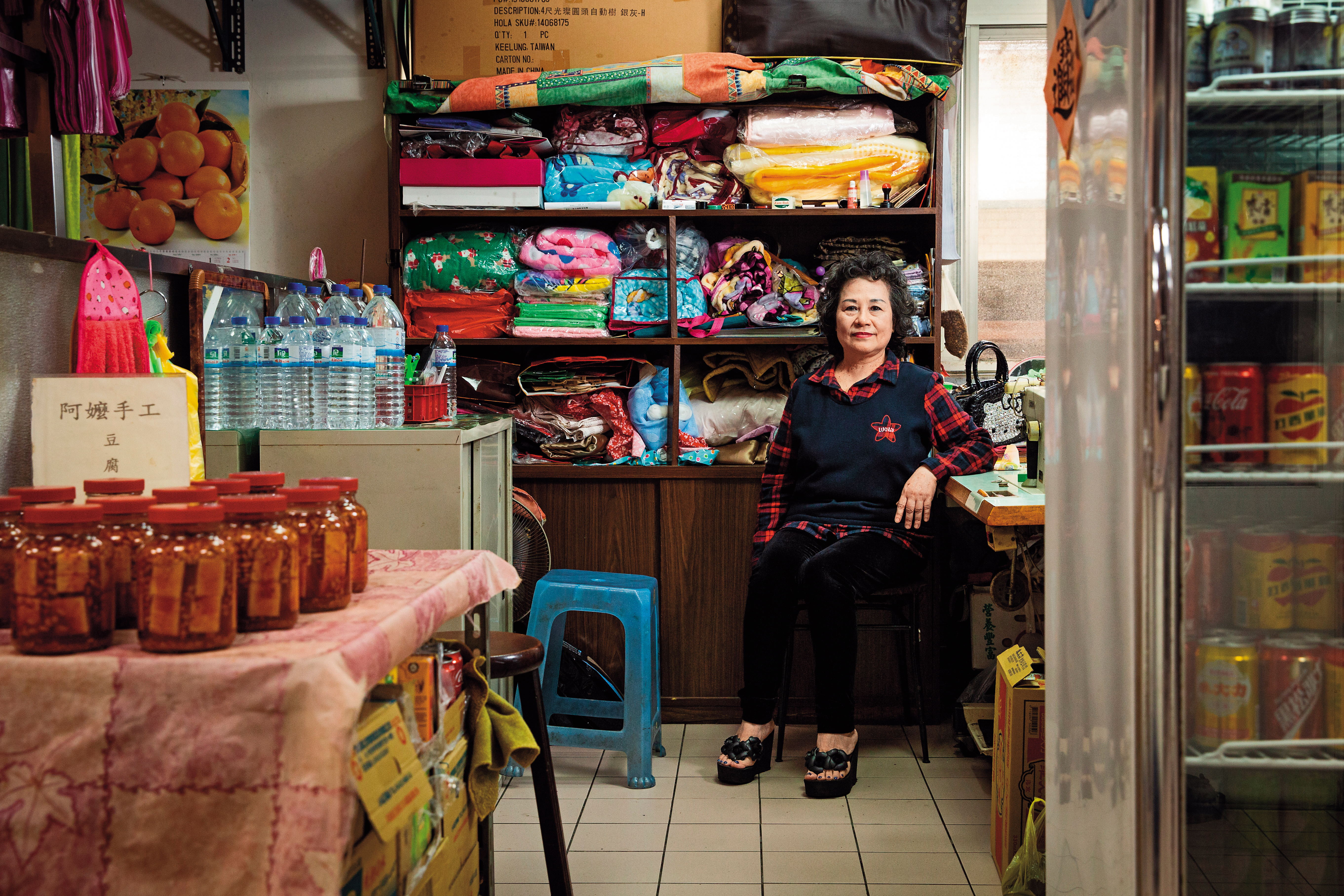 鄧美雲在菜市場待了四十多年，曾擔任三峽公有市場委員及會長，為攤販爭取權益。