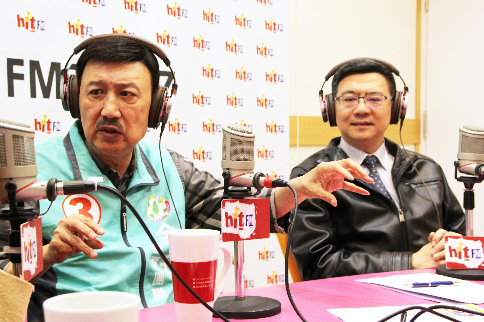 民進黨新北立委補選候選人余天(左)與民進黨主席卓榮泰一同接受電台主持人周玉蔻專訪。(Hit Fm《周玉蔻嗆新聞》提供)