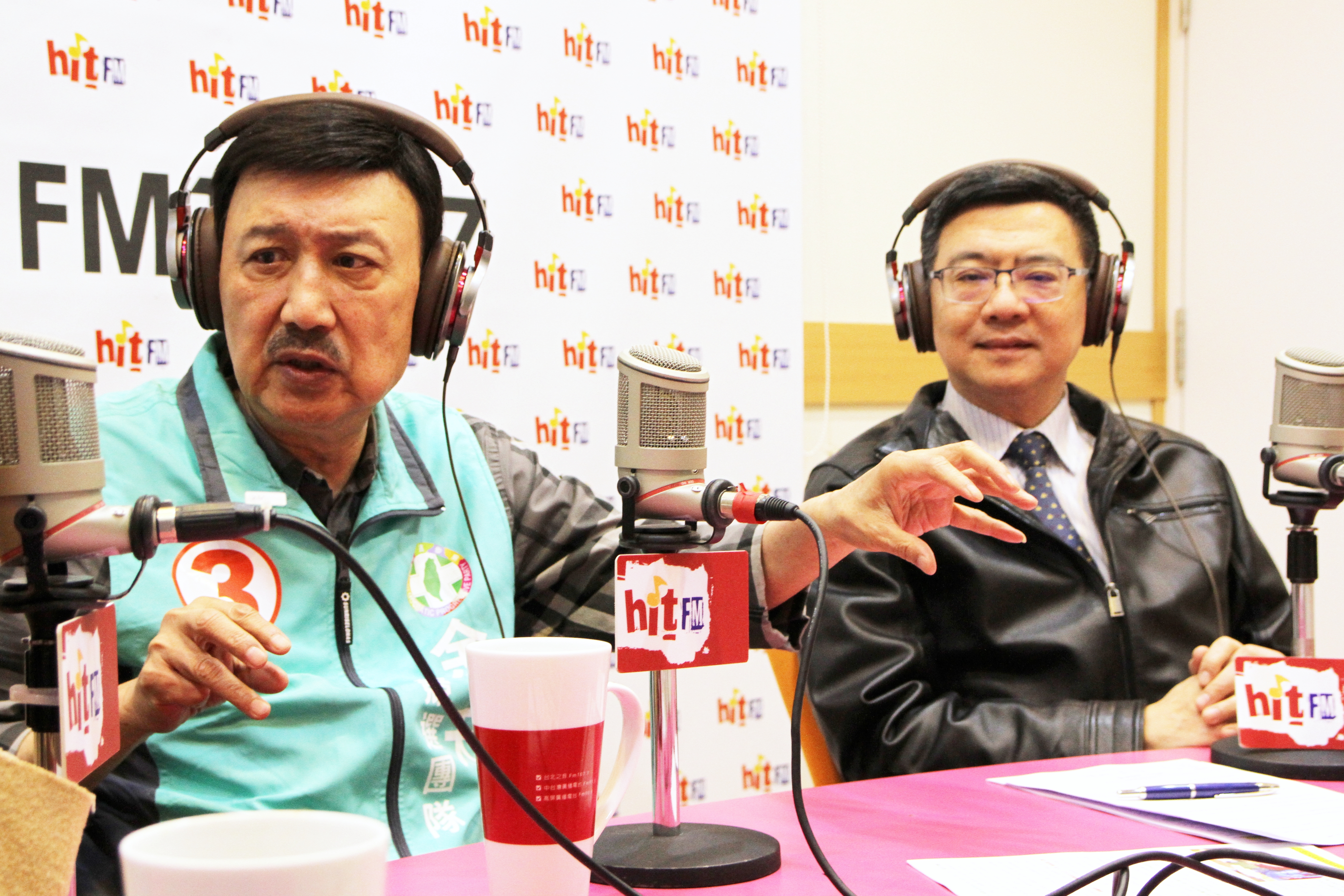 民進黨新北立委補選候選人余天（左）與民進黨主席卓榮泰一同接受電台主持人周玉蔻專訪。（Hit Fm《周玉蔻嗆新聞》提供）