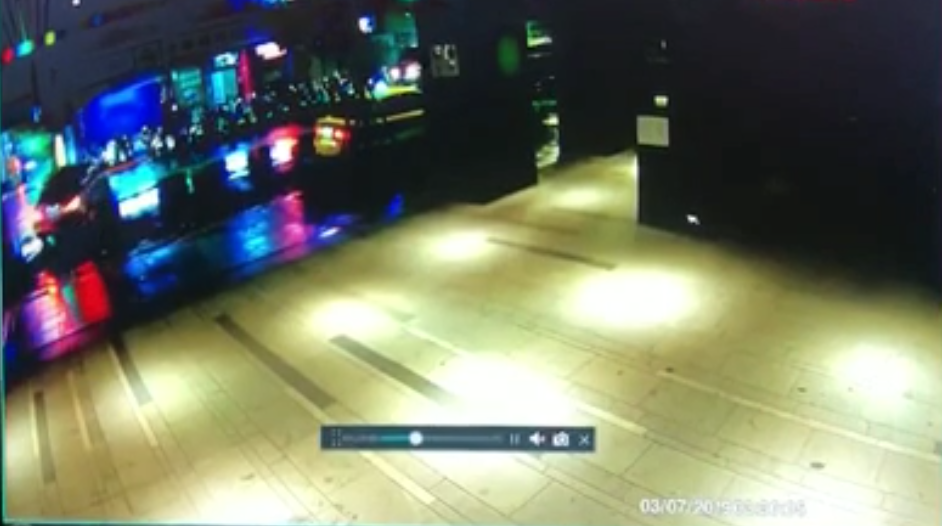 賓士車將受傷的人送往慶生醫院，沒想到慶生醫院早已轉作醫美診所，受傷的人也被通報北市消防局。（警方提供）