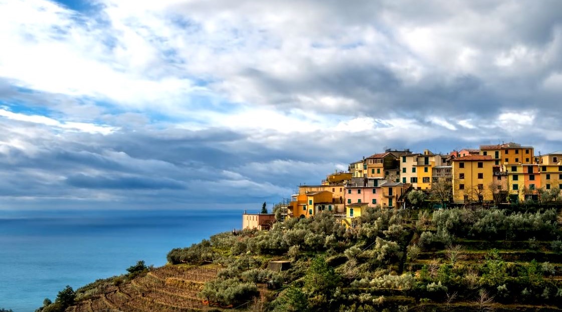義大利五漁村國家公園因意外頻傳，將禁止遊客穿夾腳拖進入。（翻攝自Parco Nazionale delle Cinque Terre - Area Marina Protetta臉書）