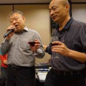 王浩宇今（7日）公布韓國瑜在一郎餐廳用餐的照片，照片中韓國瑜手拿著紅酒交際應酬。（翻攝自王浩宇臉書）