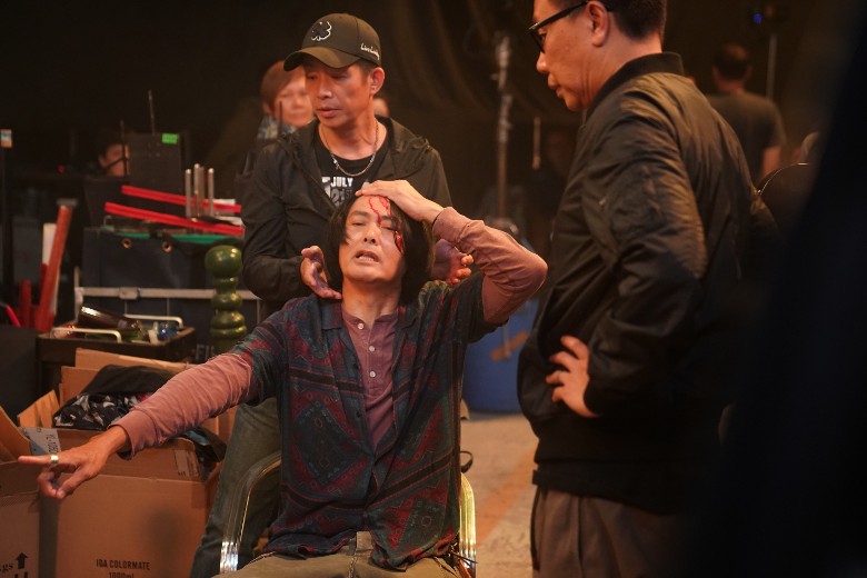 周潤發在香港拍新片時被對手不慎打傷，當場額頭噴血。（翻攝自東網on.cc）