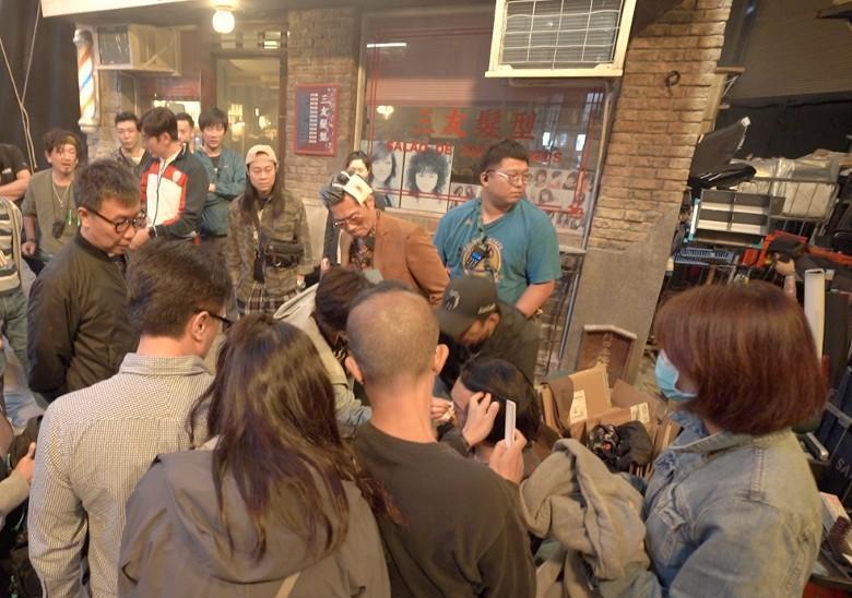 發哥發生意外時的對手黃德斌（土黃色大衣者）緊張到不知道該如何是好。（翻攝自東網on.cc）