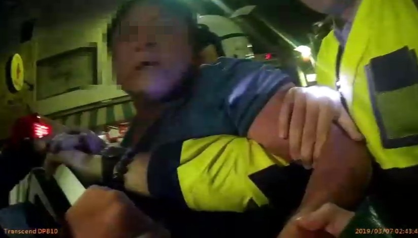 黃男怒氣未消,一度與員警發生拉扯。(警方提供)