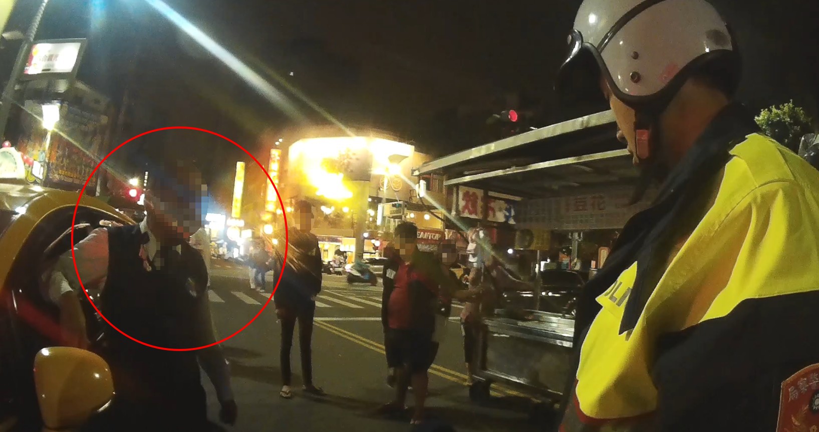 已經66歲的溫姓司機因半夜天雨視線不佳擦撞行人,雖然他頻頻道歉,仍遭痛毆。(警方提供)