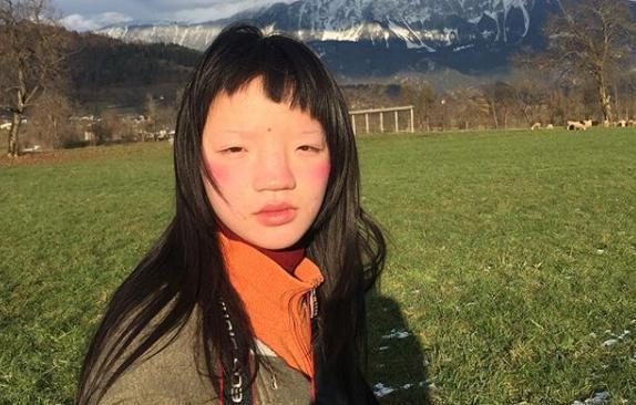 時尚雜誌VOGUE美國版在Instagram上分享中國女模高其蓁的照片,形容她有獨特的吸引力,卻被部分網友認為歧視。(翻攝qizhen_gao IG)